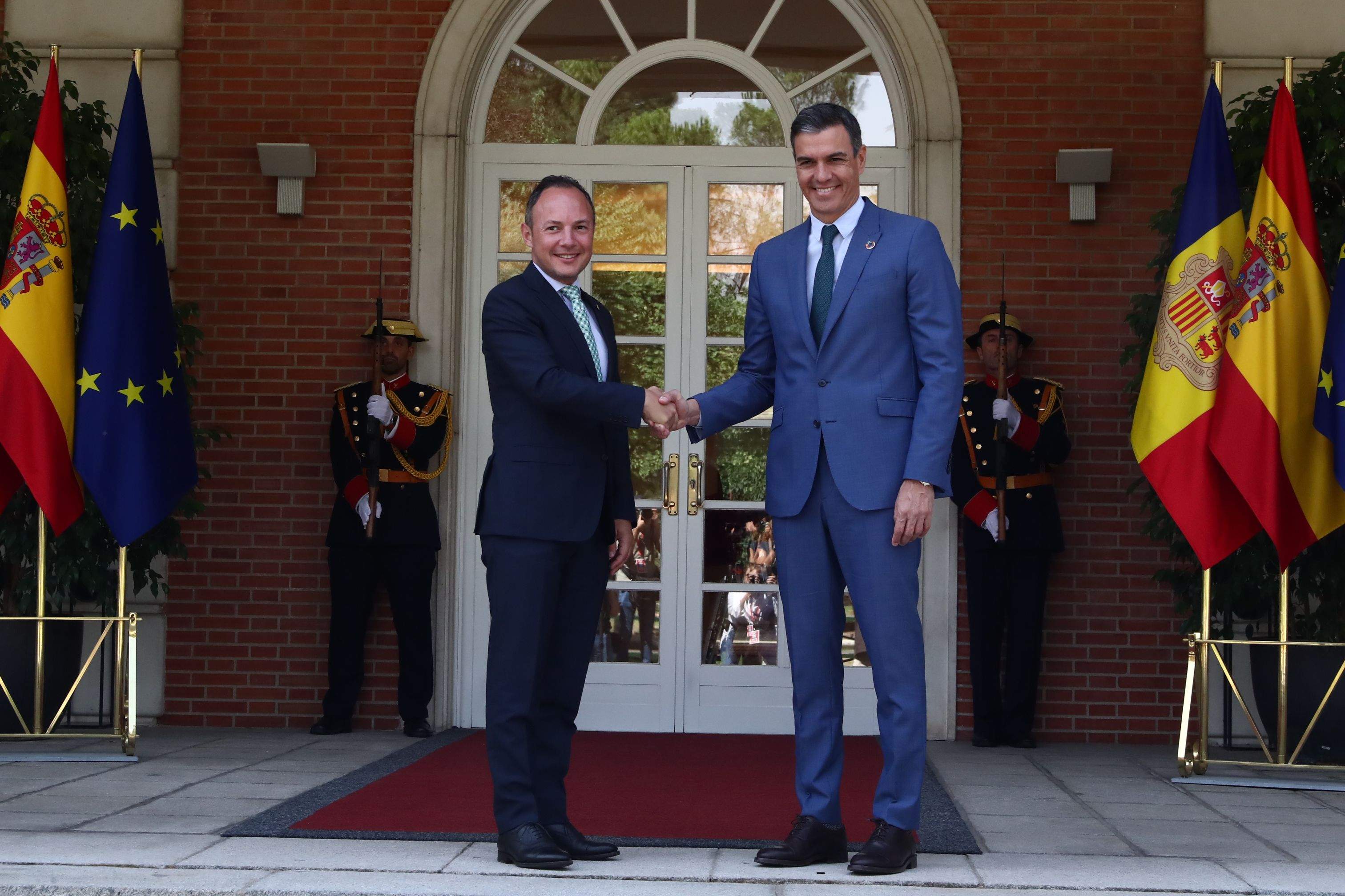 Espot saluda Sánchez a la porta de la Moncloa en una visita anterior.