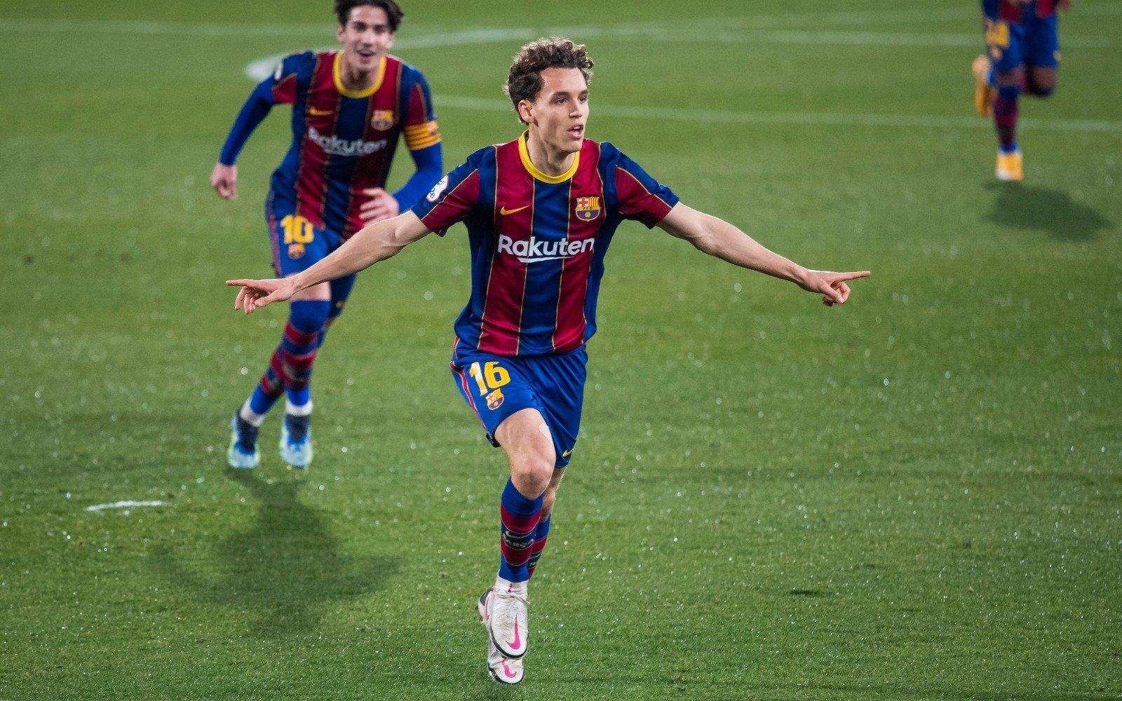 Jandro Orellana canvia la samarreta blaugara per la tricolor.