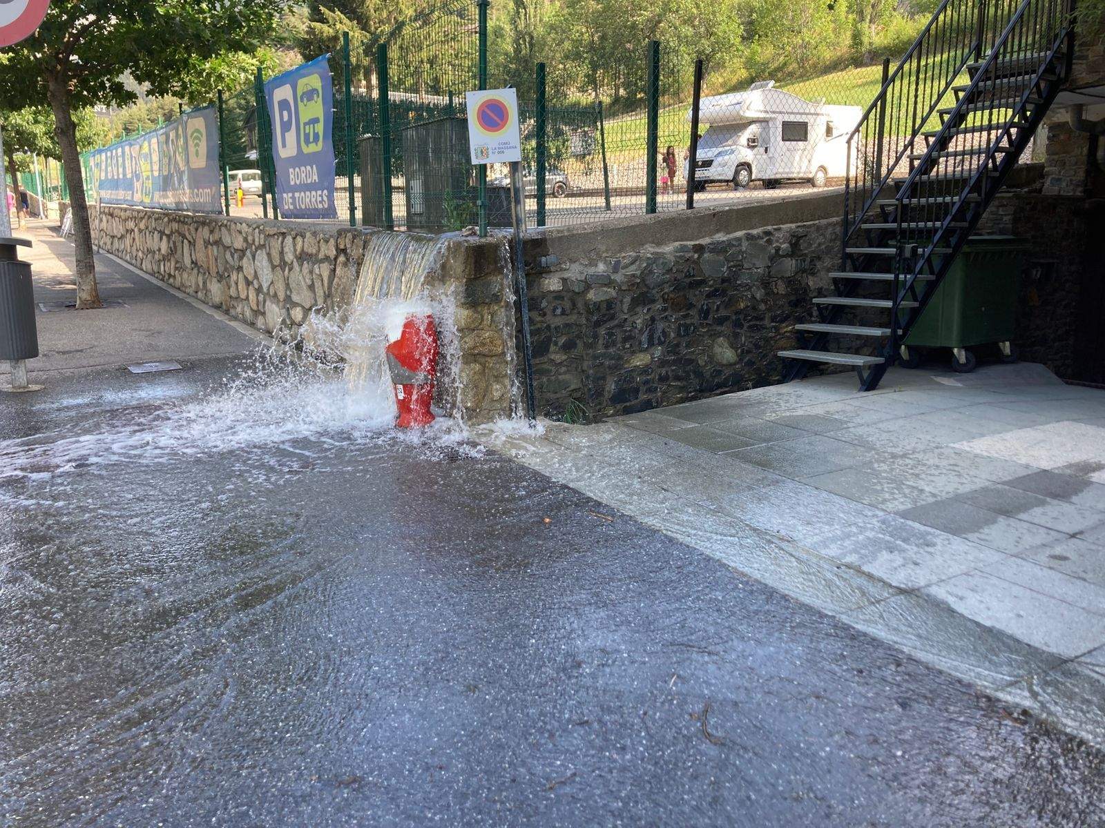 L'espectacular fuita d'aigua a la Massana.