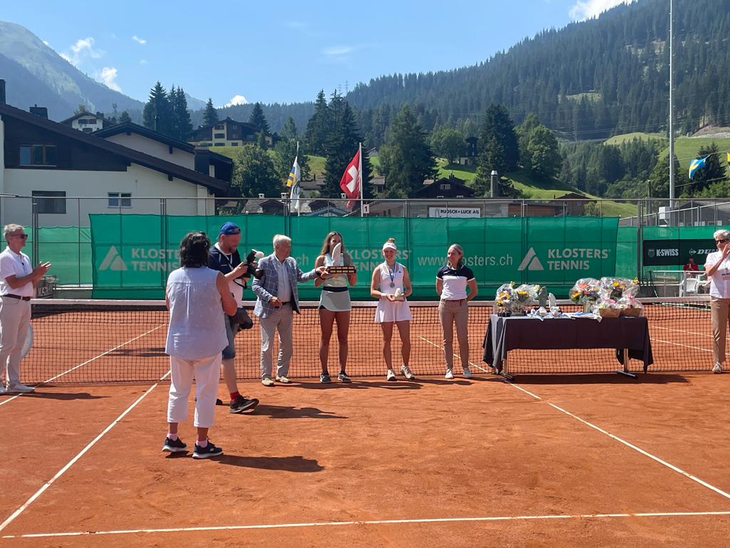 Vicky Jiménez rebent el guardó.