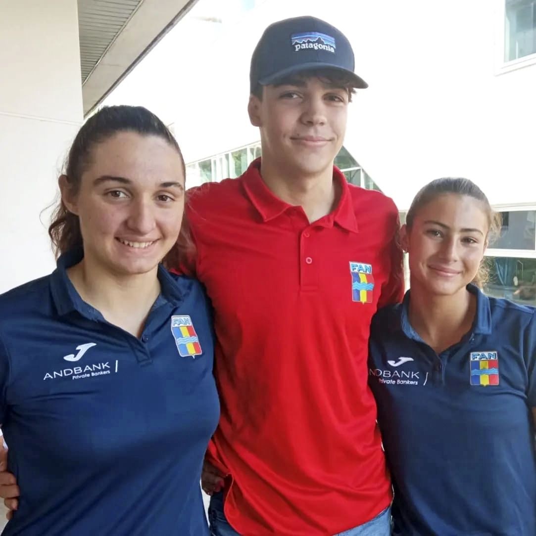 Kevin Teixeira amb les companyes d'equip junior a Sabadell.