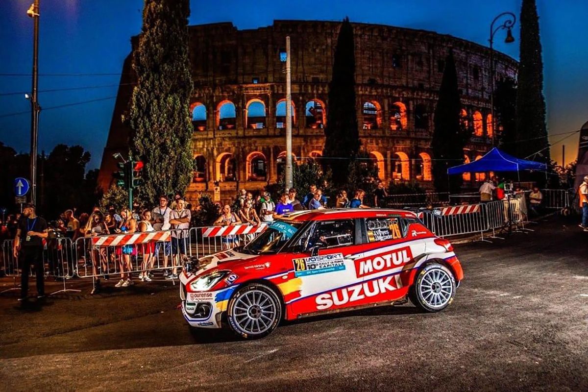 El cotxe de Vinyes, davant el Coliseu.