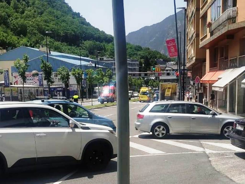 Vehicles aturats a prop del lloc de l'accident.