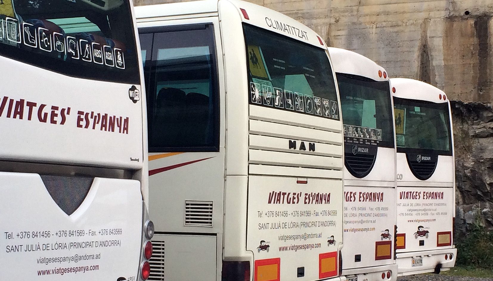 Autocars de Viatges Espanya estacionats en un tancat de l'avinguda Tarragona camí de Terra Vella.