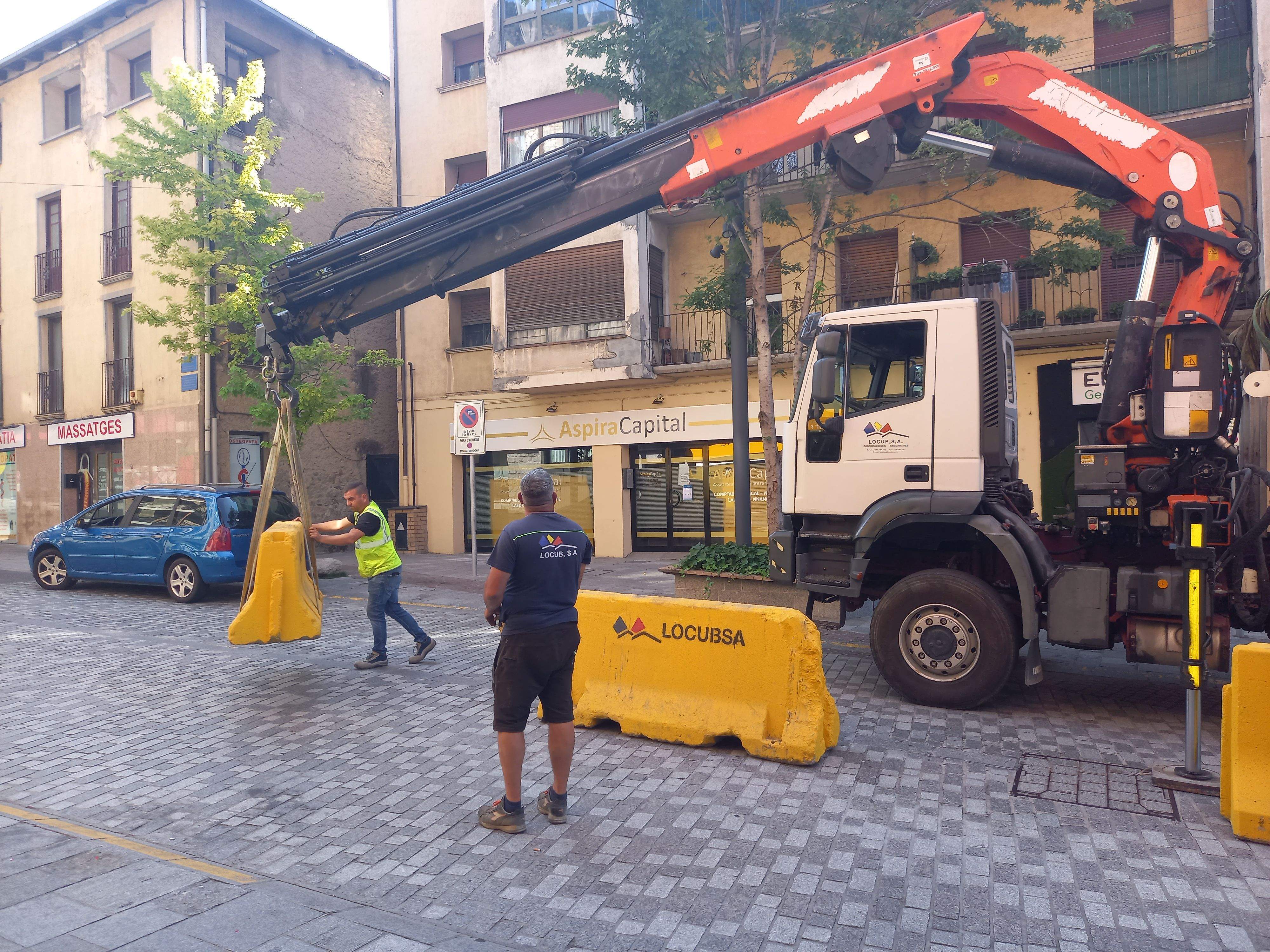 Operaris preparant les avingudes per començar les obres aquest matí.