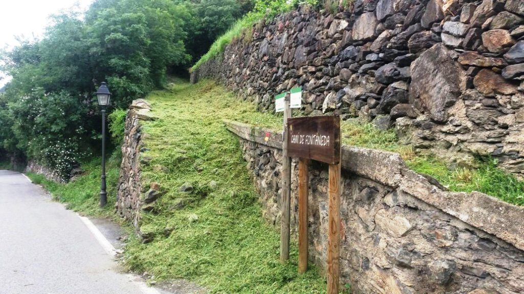 Accés a una zona boscosa a Fontaneda.
