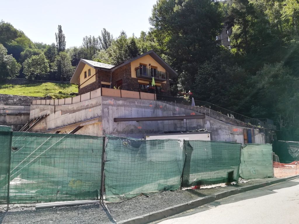 El xalet amb les obres al costat.