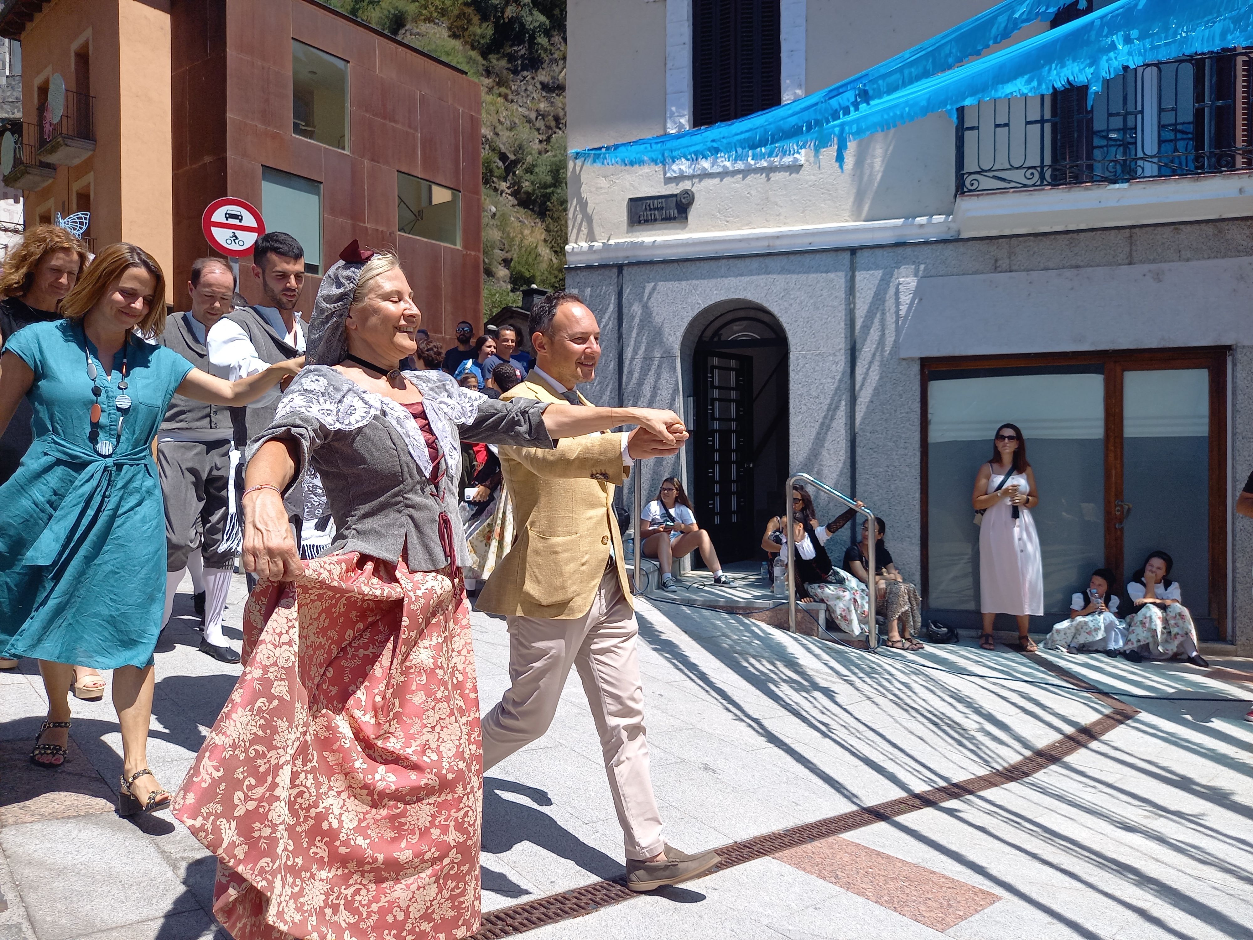 Espot, amb Núria Barquín, durant el ball de Santa Anna.