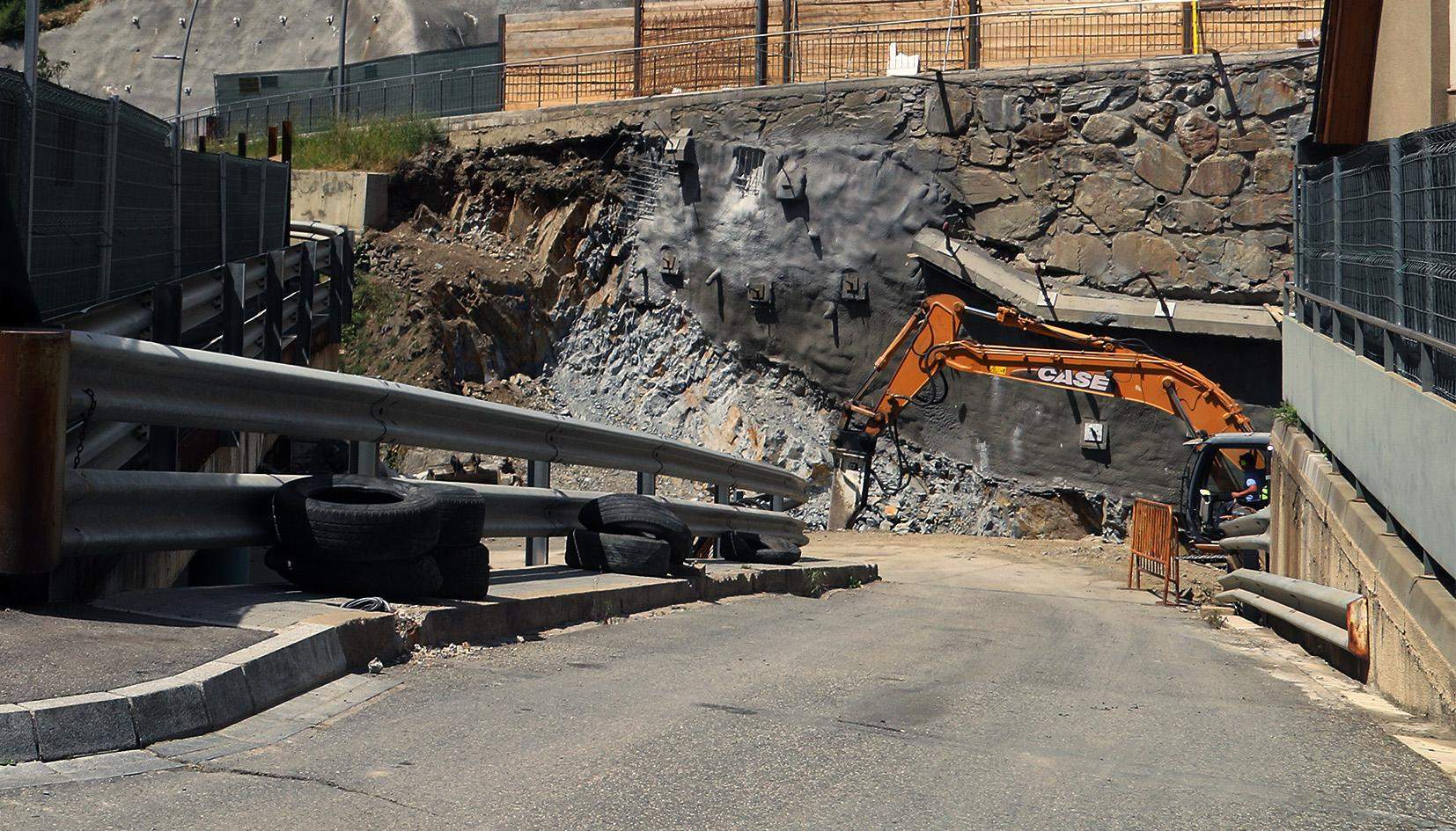 La màquina excavadora al terreny on s'ha de construir el tanatori.