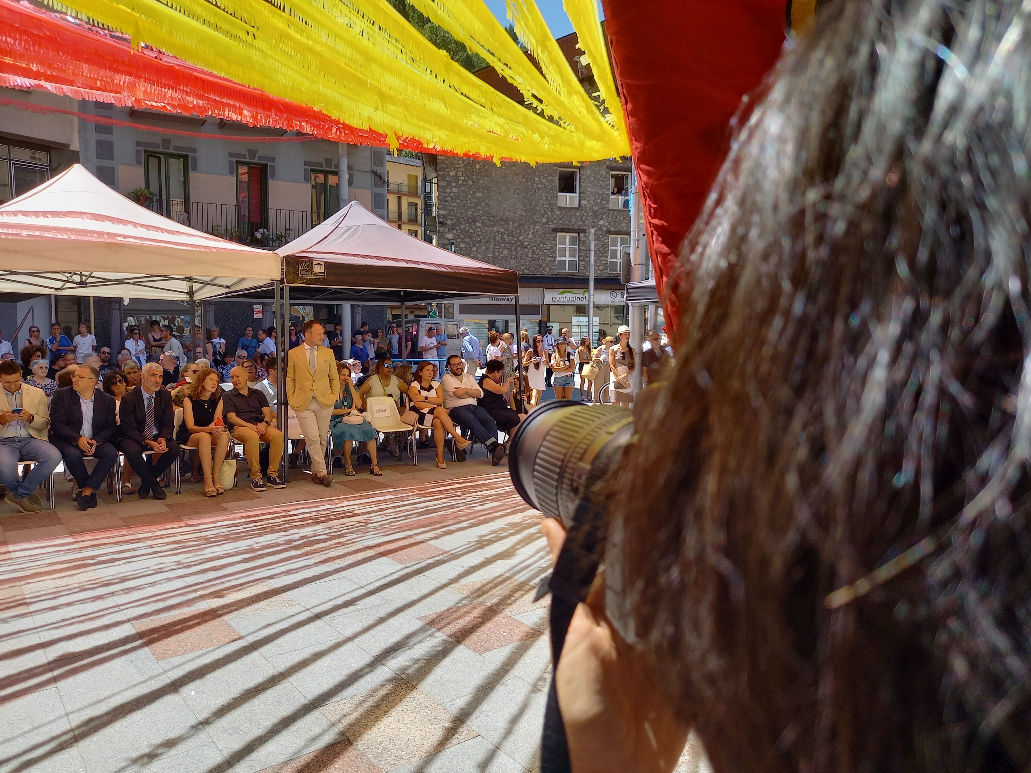 Una fotògrafa agafa la imatge d'Espot, esperant l'inici del ball de Santa Anna.