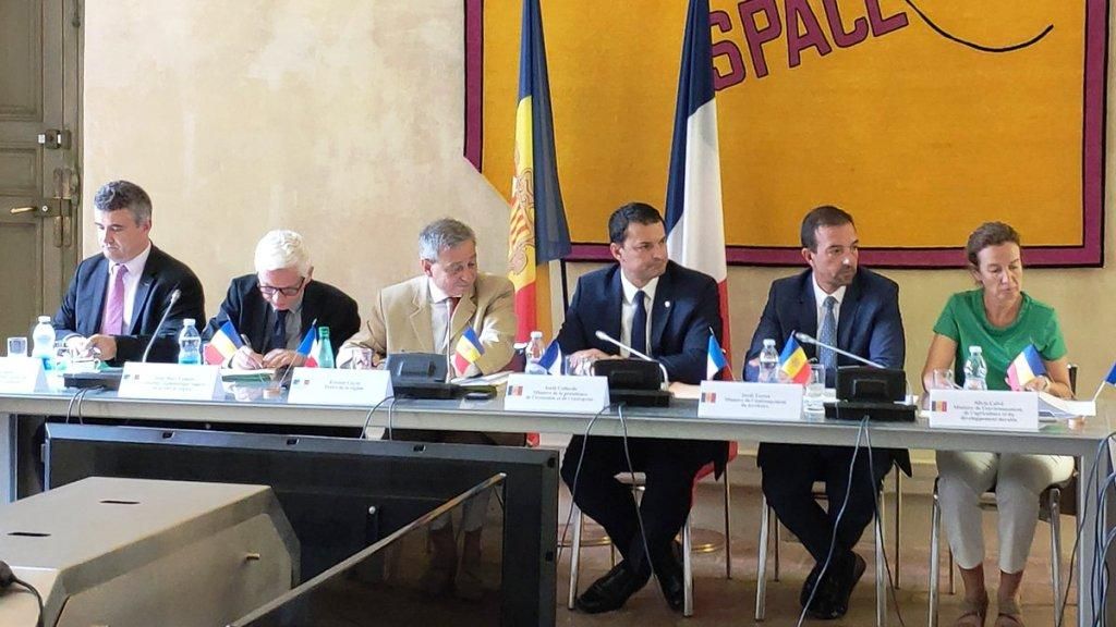 Les delegacions andorrana i francesa durant la reunió.