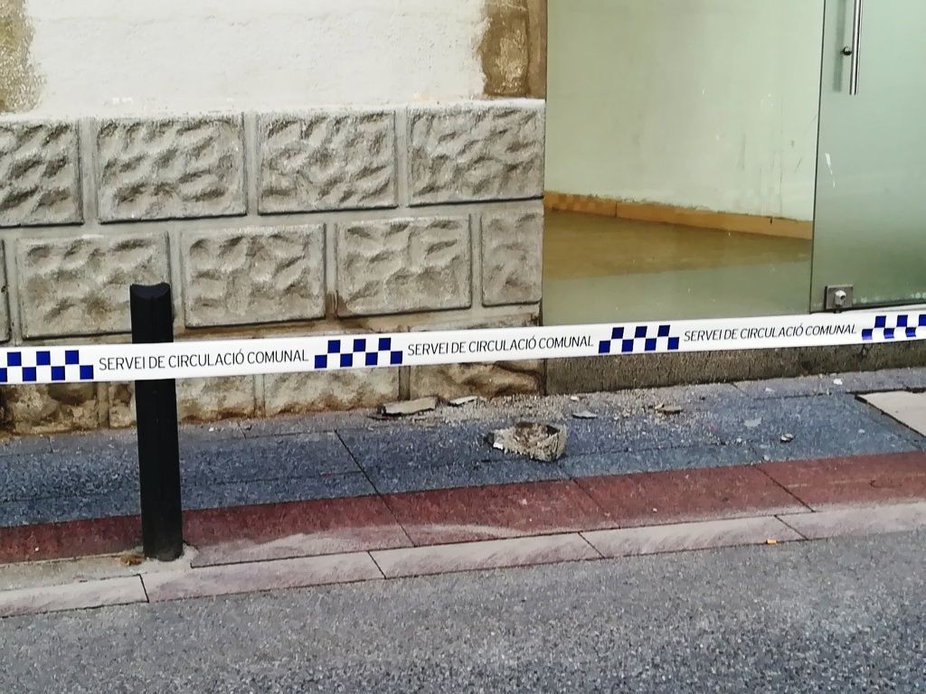 La casa acordonada amb pedres a la vorera.