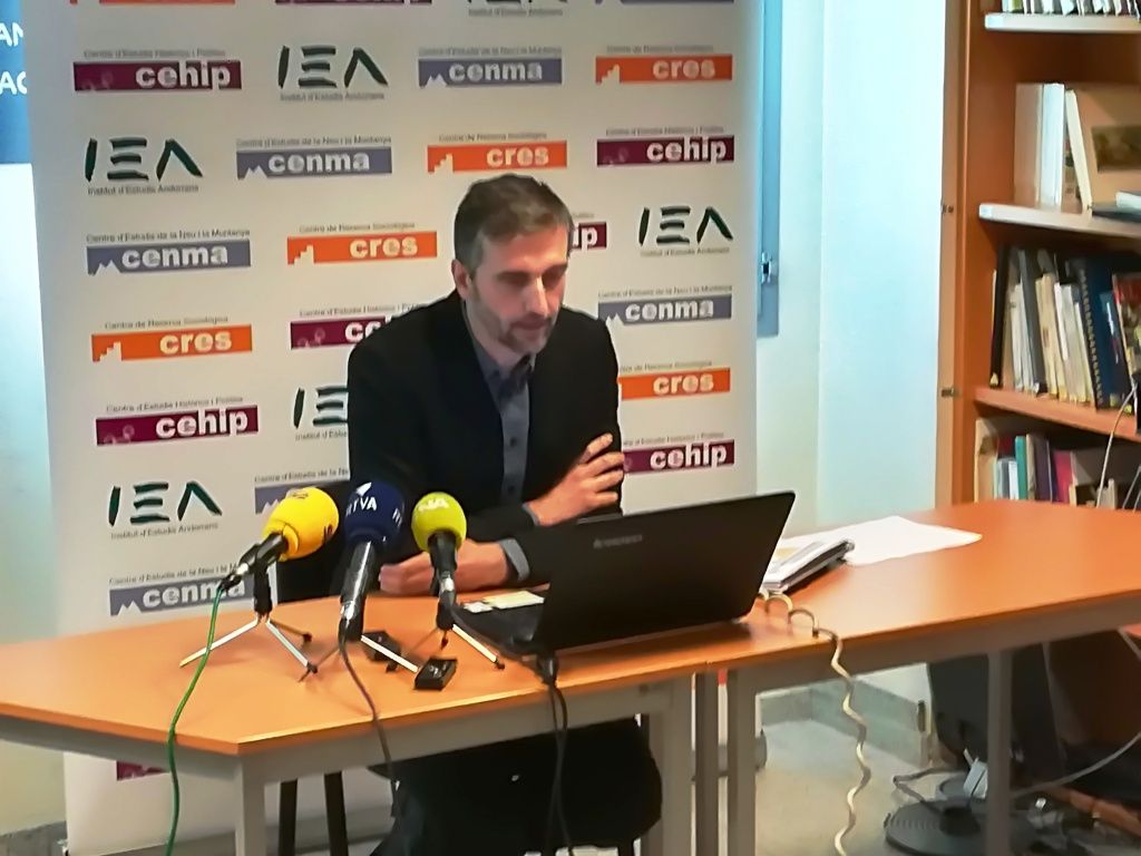 El director del CRES, Joan Micó ha presentat l'enquesta.