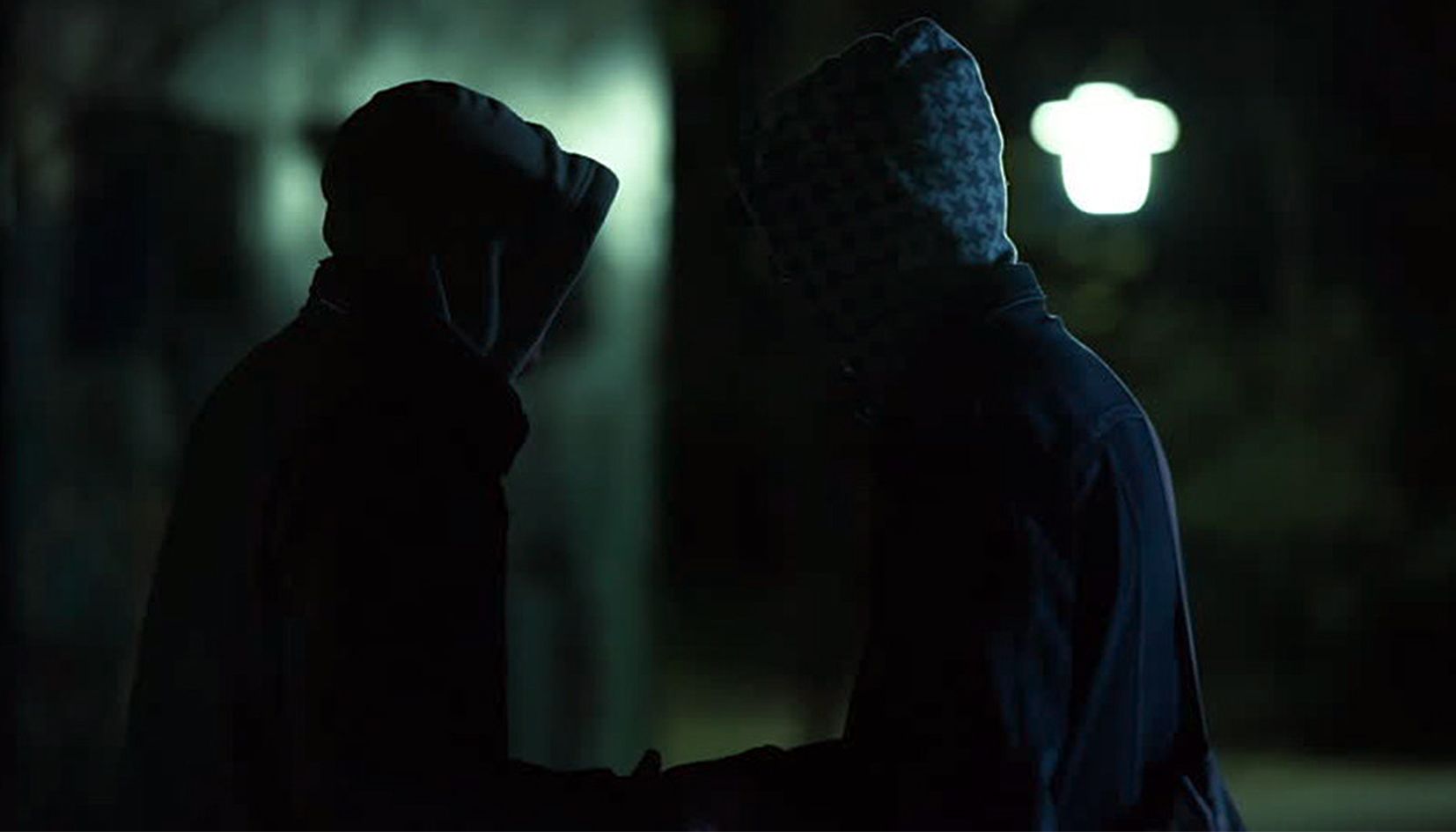 Recreació de la imatge de dos encaputxats.