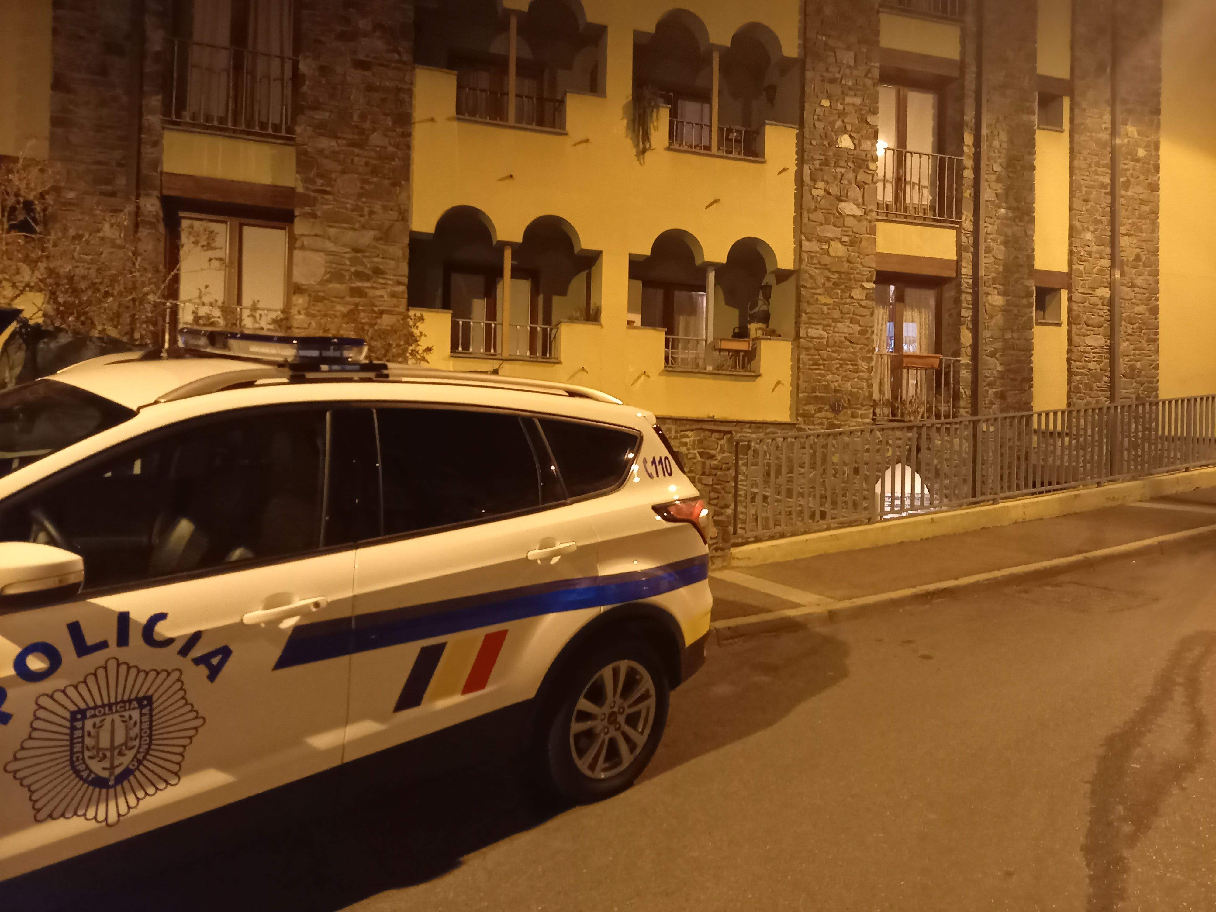 Un cotxe de policia al costat del bloc on estava el pis on va tenir lloc la batussa.