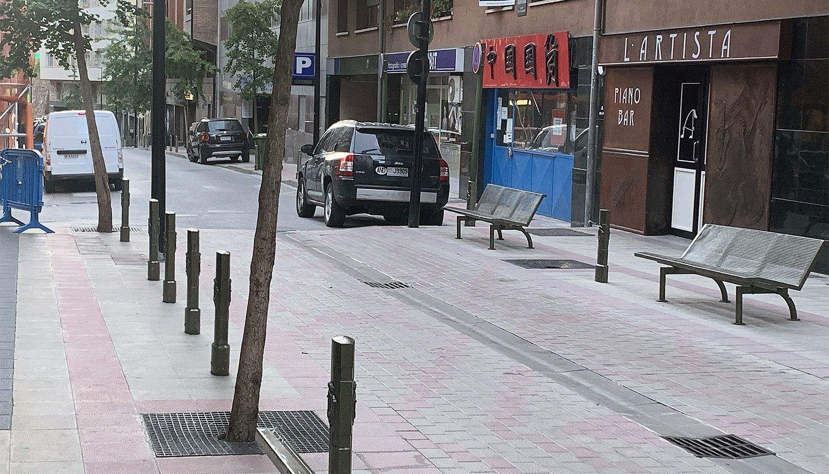 La normalitat és la tònica al carrer Alzinaret, on el primer local que es veu per la dreta va patir un ensurt la matinada de dijous a divendres.