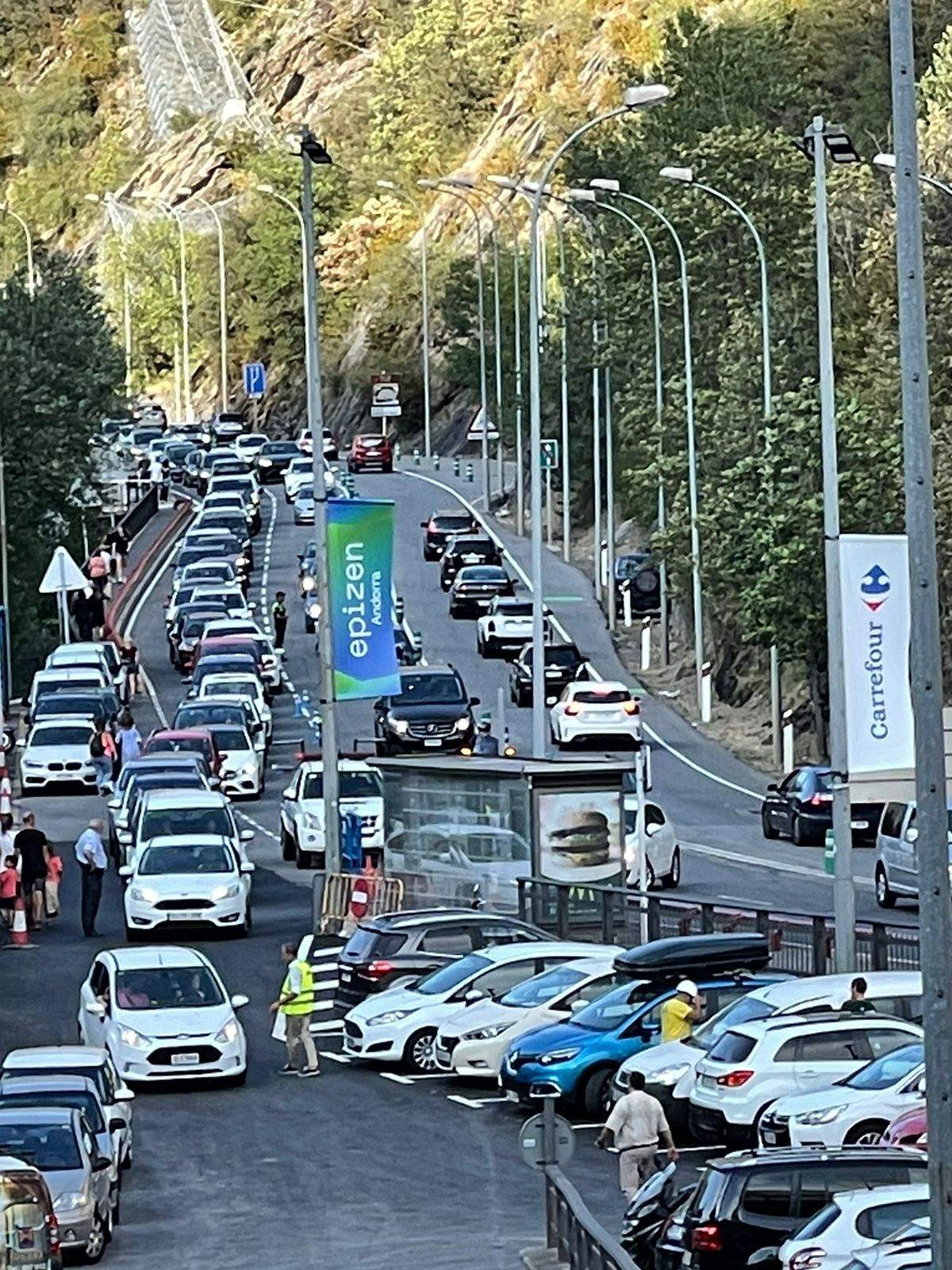 Cues d'entrada a Epizen ahir a la tarda