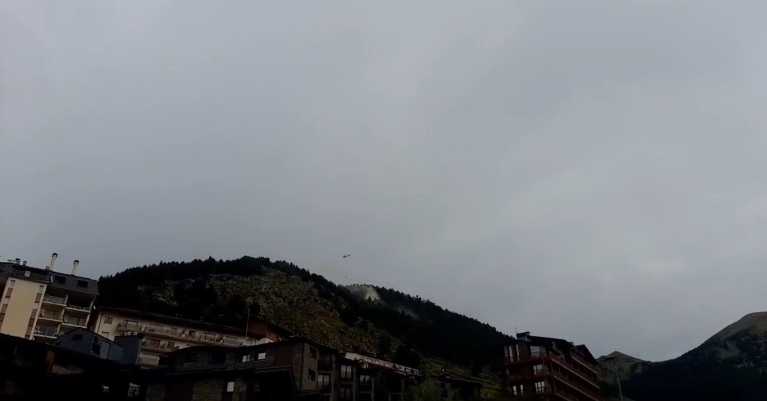 L'helicòpter actuant al lloc dels fets.