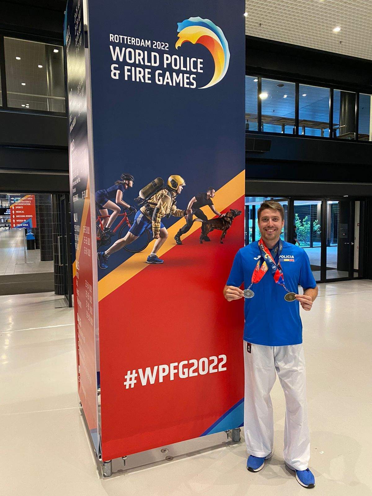 Sergi Herver amb les dues medalles aconseguides als Jocs Mundials de Policies i Bombers