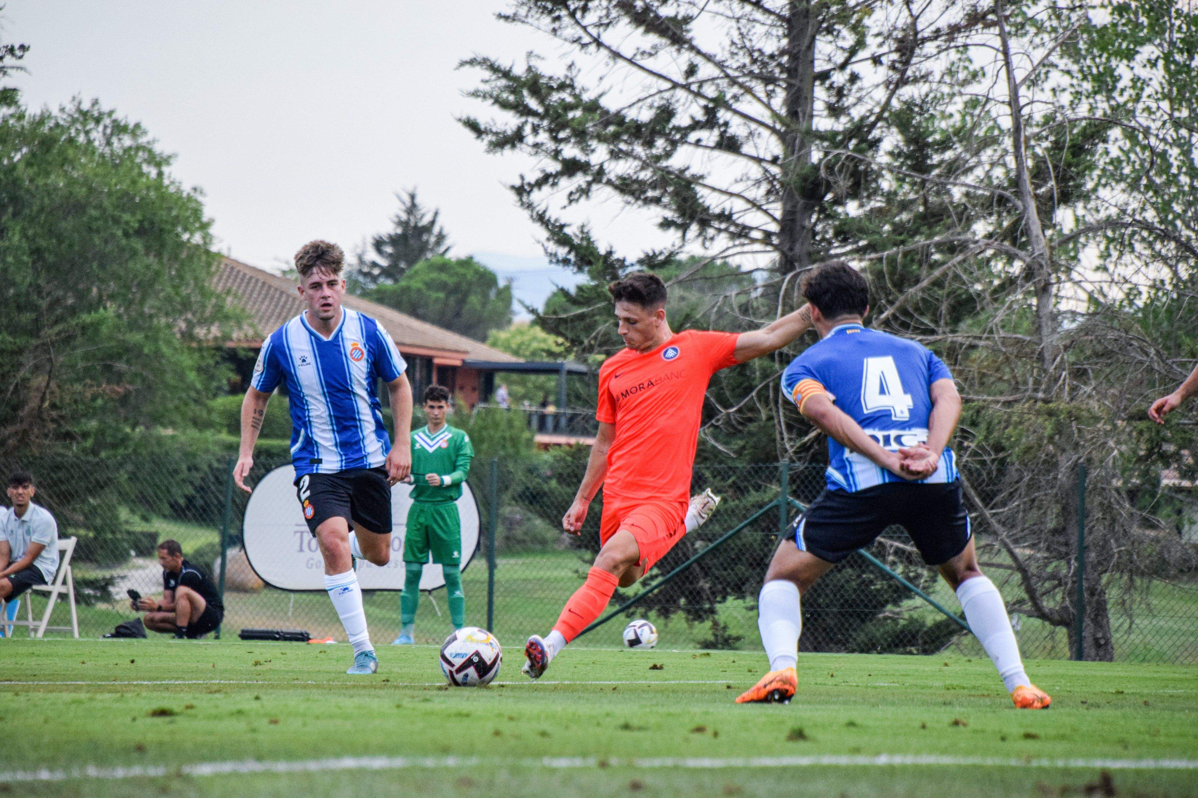 Iván Gil, carregant la cama per marcar el 2-0.