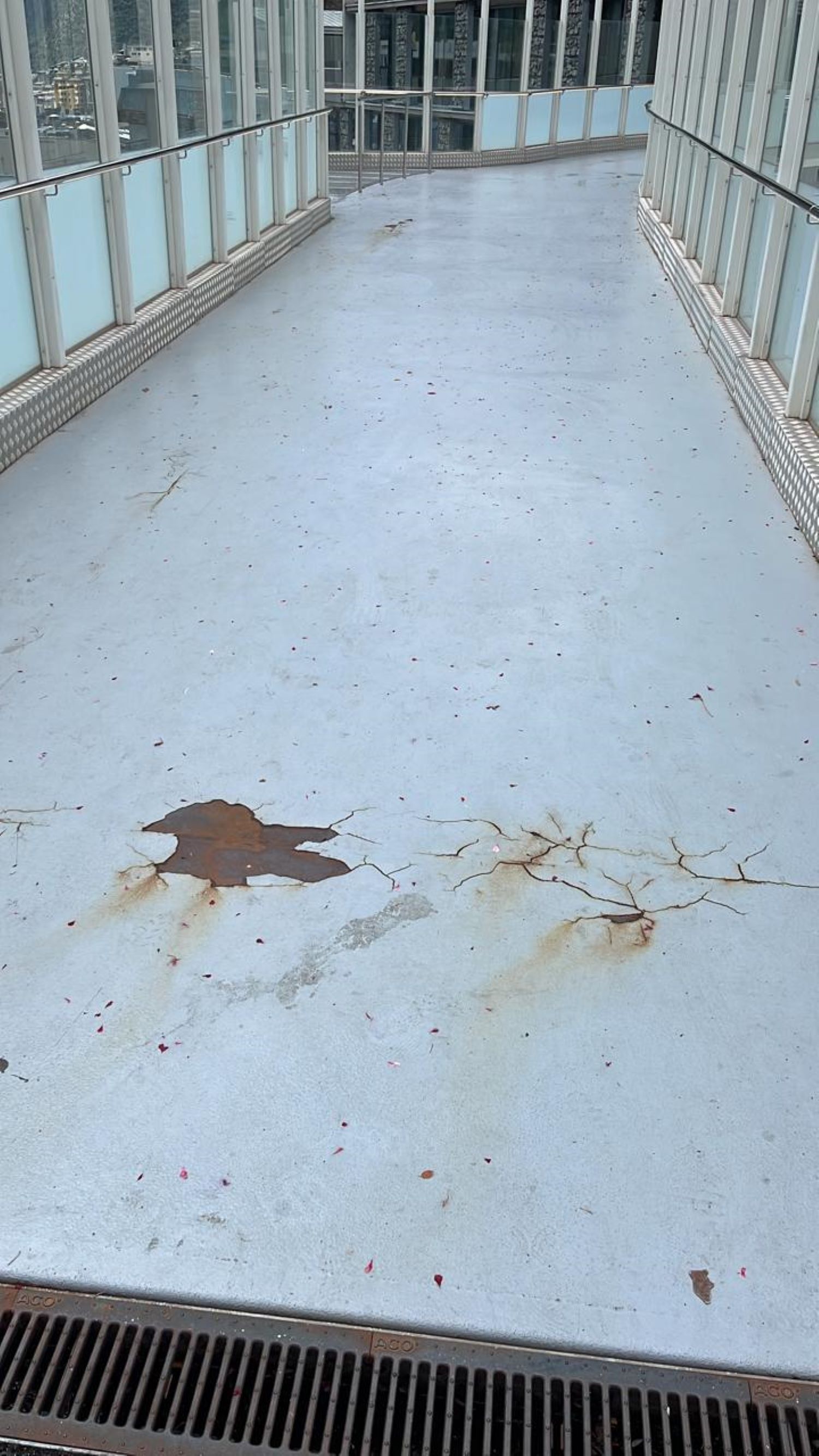 L'esquerdes i el forat al paviment de la passarel·la. L'esquerdes i el forat al paviment de la passarel·la.