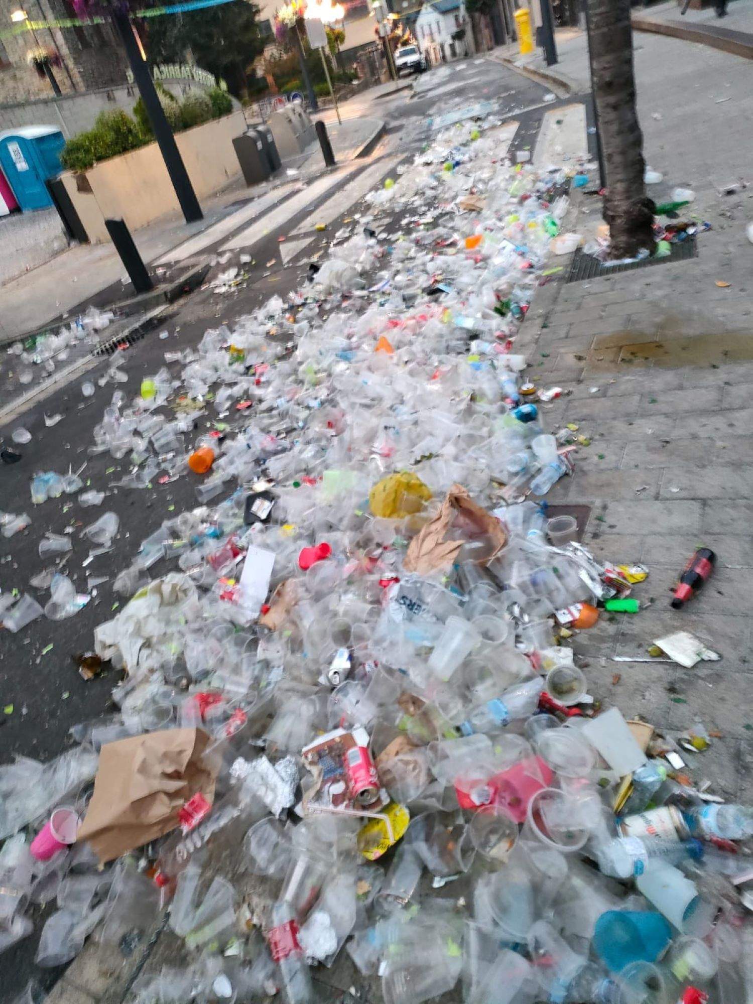 La brossa per tota la plaça de la Germandat. La brossa per tota la plaça de la Germandat.