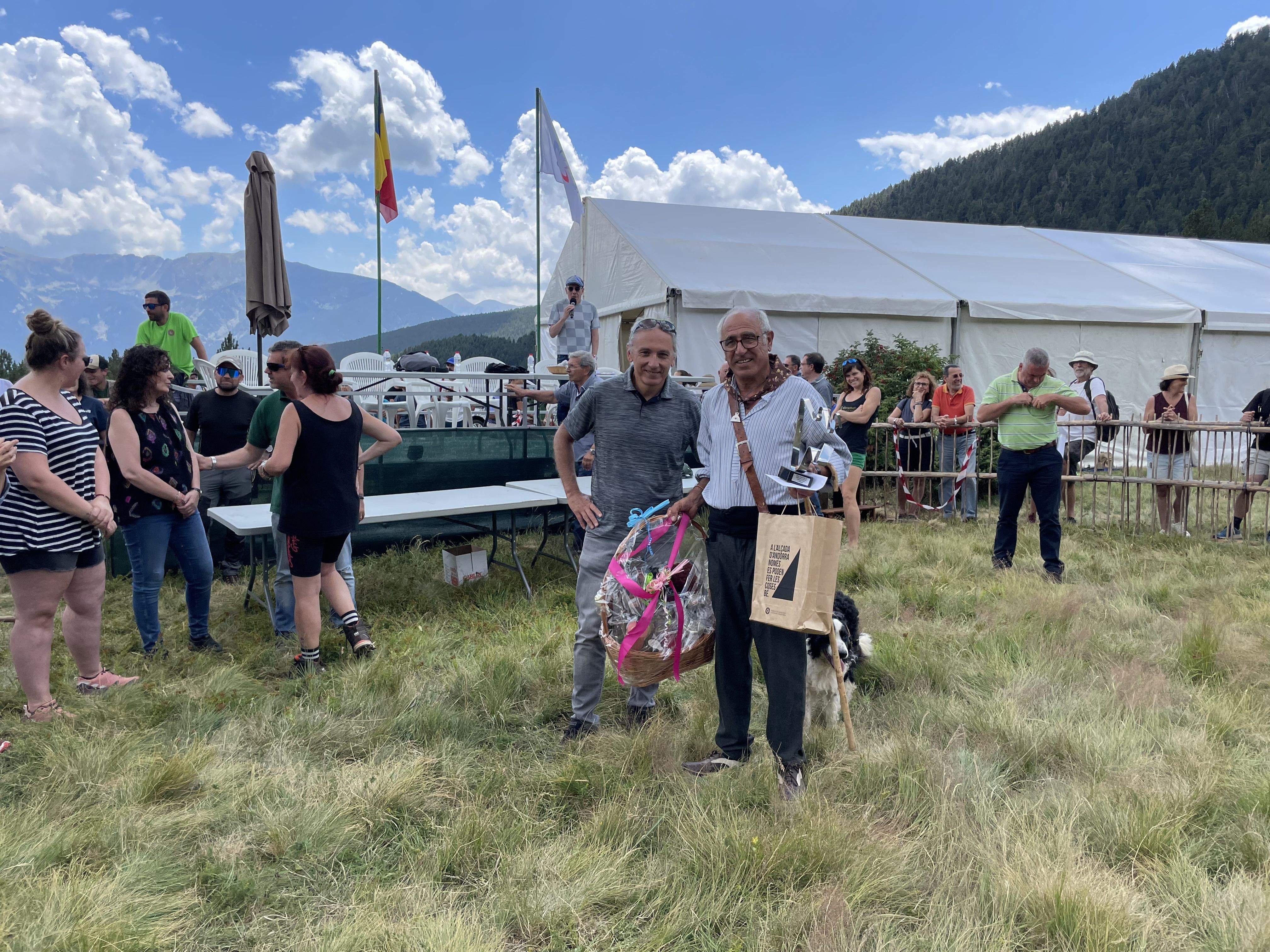 El guanyador del concurs, Miquel Adrover, i el seu gos Xeco.