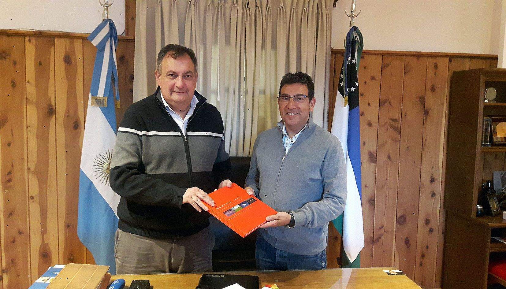 Miquel Canturri ha estat rebut a la municipalitat de San Carlos de Bariloche per l'intendent de la ciutat, Gustavo Gennuso.