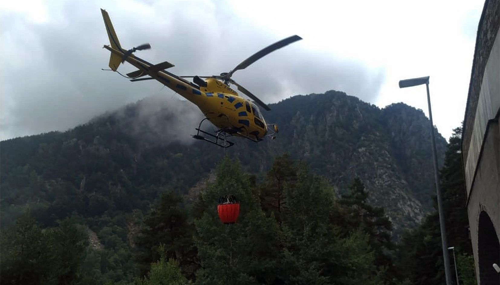 L'operativa de l'helicòpter que participava en les tasques d'extinció ha fet necessari tallar la carretera de la Plana.