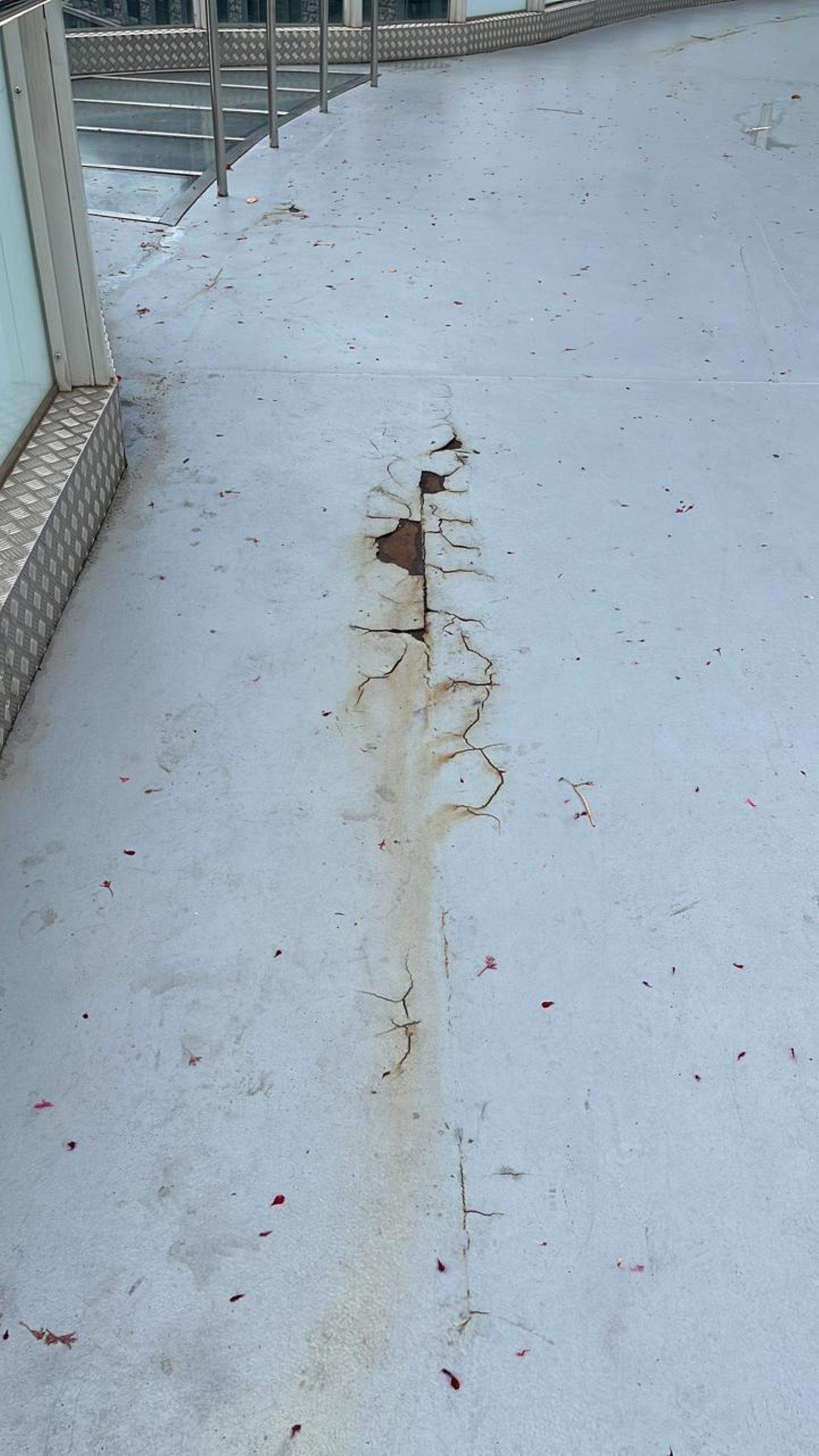 Part del paviment aixecat a la passarel·la.