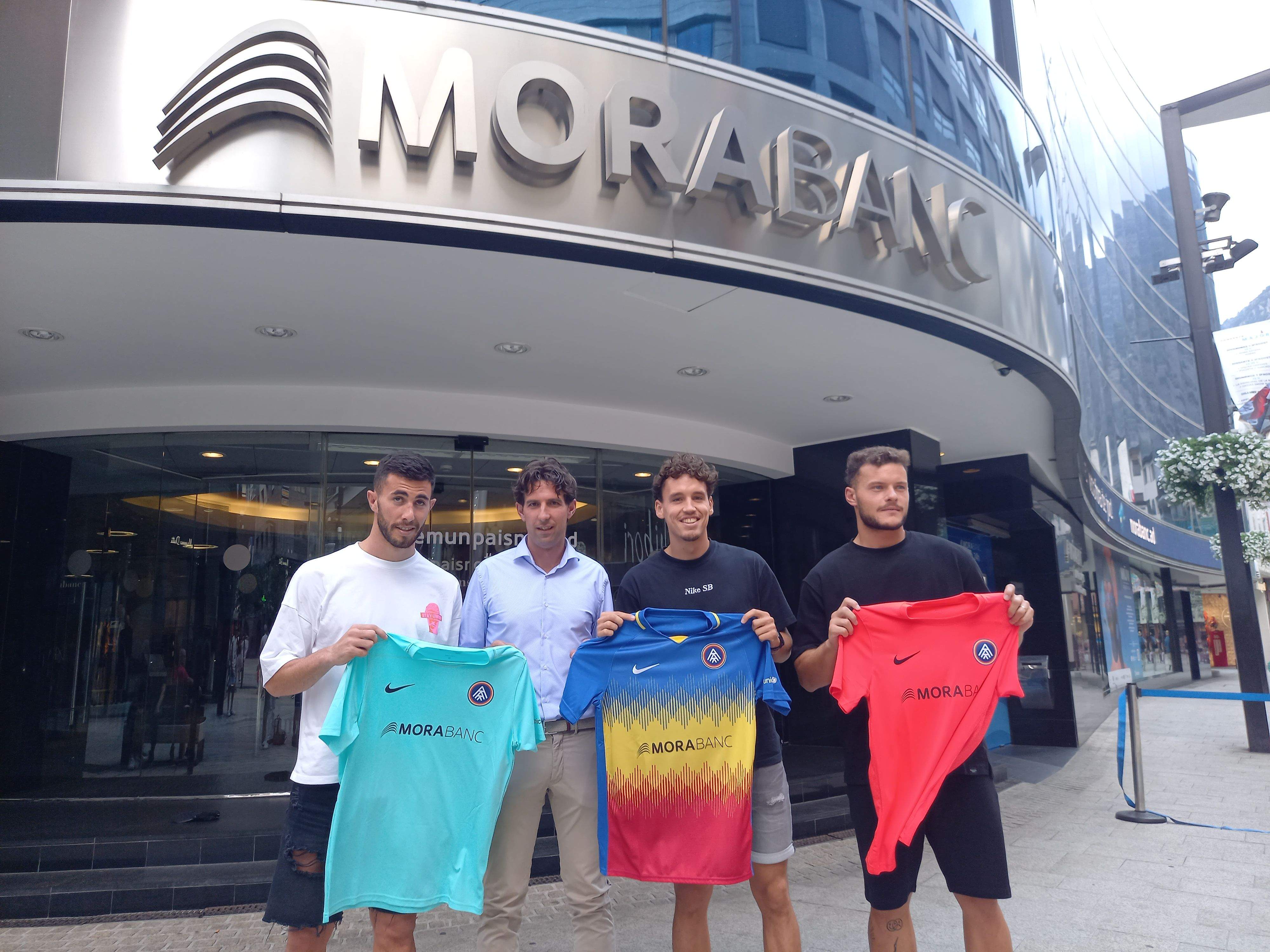 Jacobo, Jandro i Alende, amb les tres samarretes de l'FC Andorra per la nova temporada.