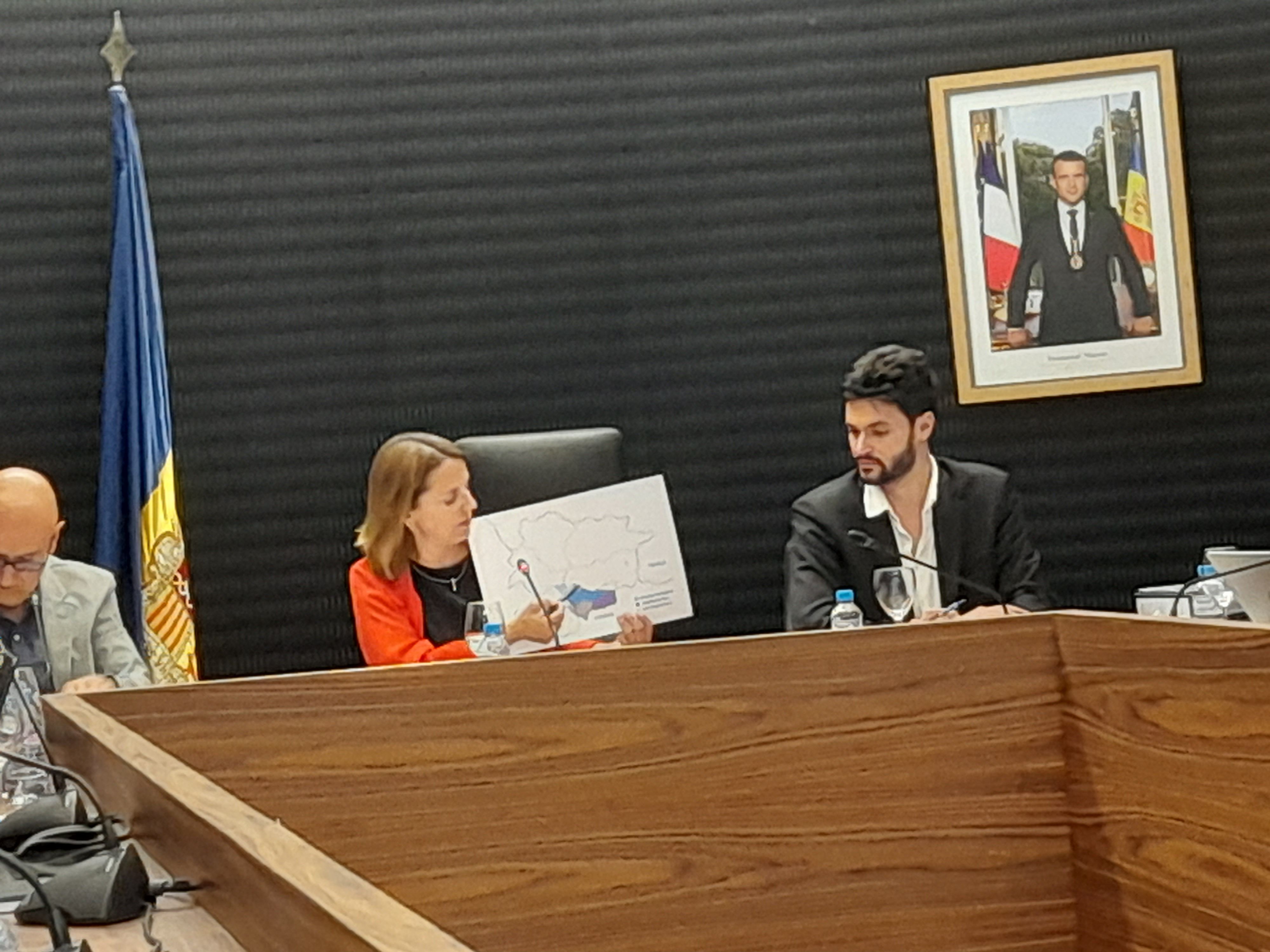 La cònsol major, Rosa Gili, mostrant les diferents zones d'administració de la vall del Madriu.