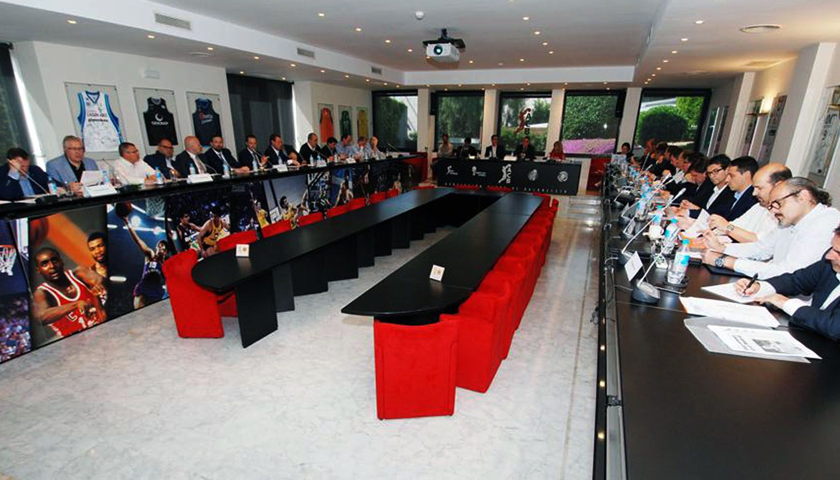 El president del club, Gorka Aixàs; i el director esportiu, Francesc Solana (a la dreta), durant una assemblea de l'ACB.