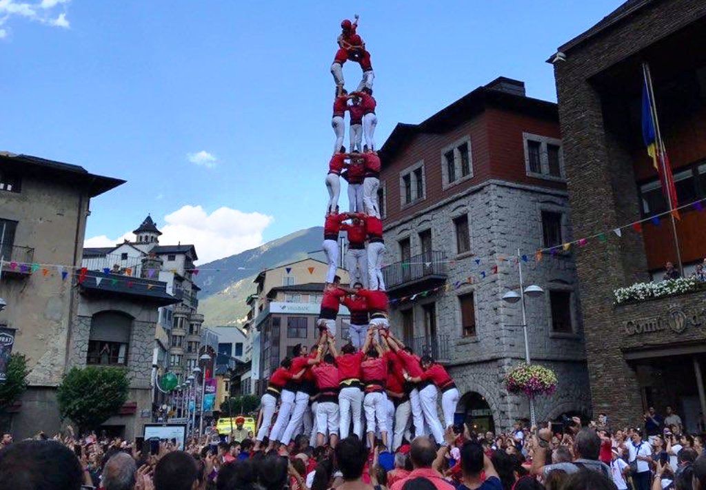 El 3 de 9 amb folre de la Colla Joves Xiquets de Valls aquest dissabte a la plaça Príncep Benlloch.