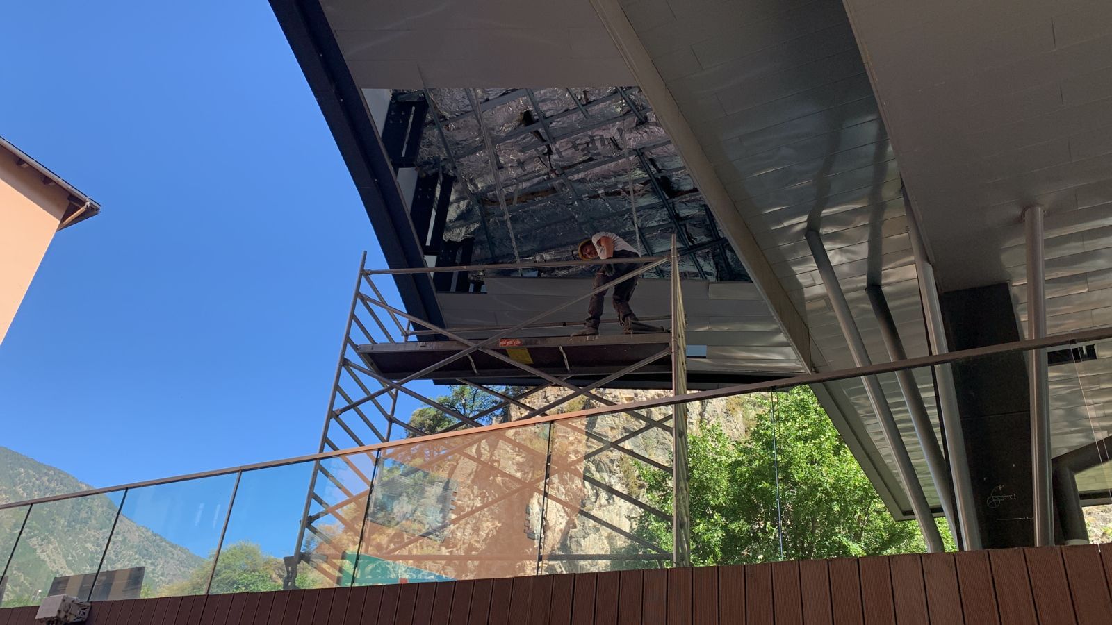 Els operaris treballant a l'Espai Caldes.