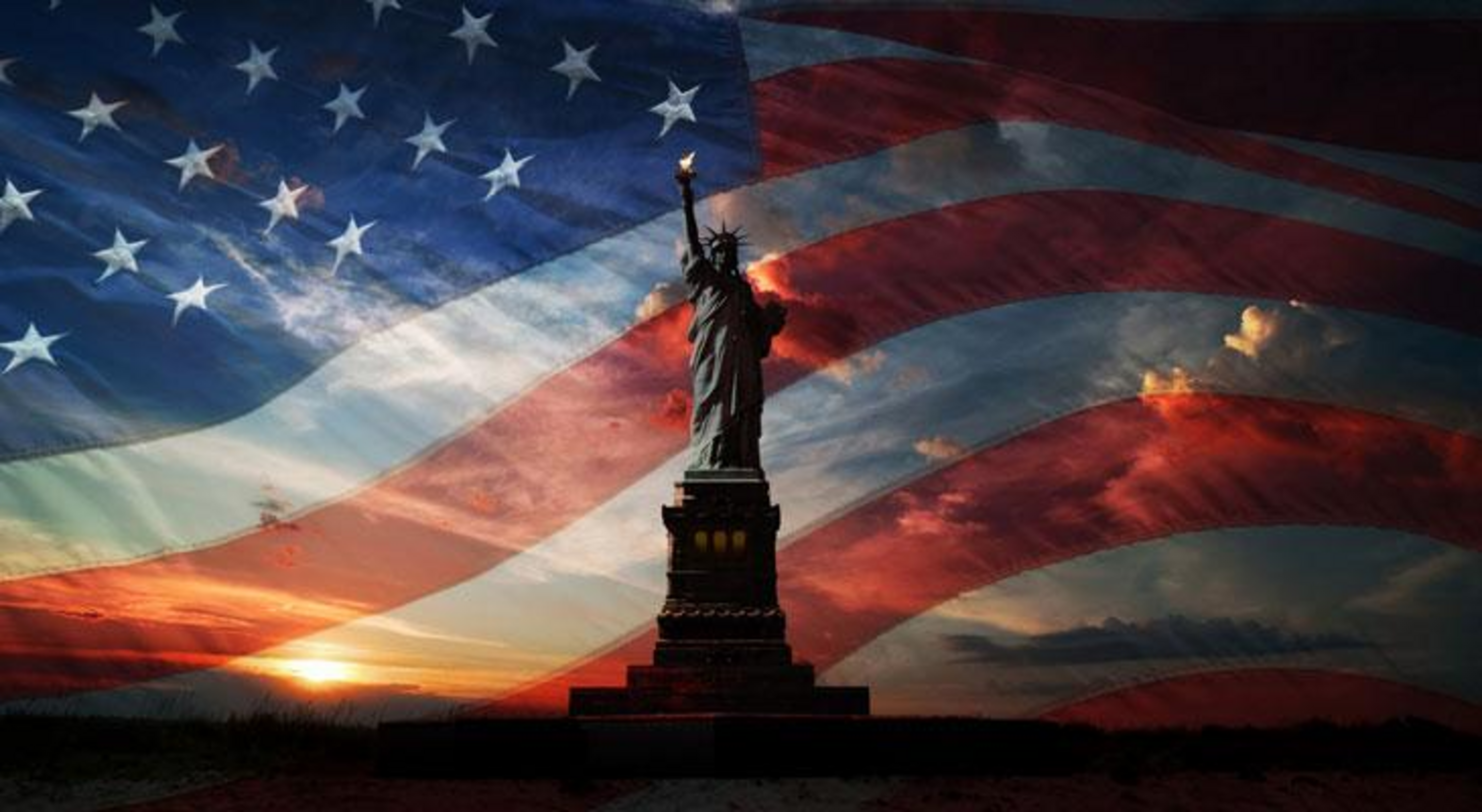 Una bandera americana amb l'estàtua de la Llibertat al davant. Una bandera americana amb l'estàtua de la Llibertat al davant.