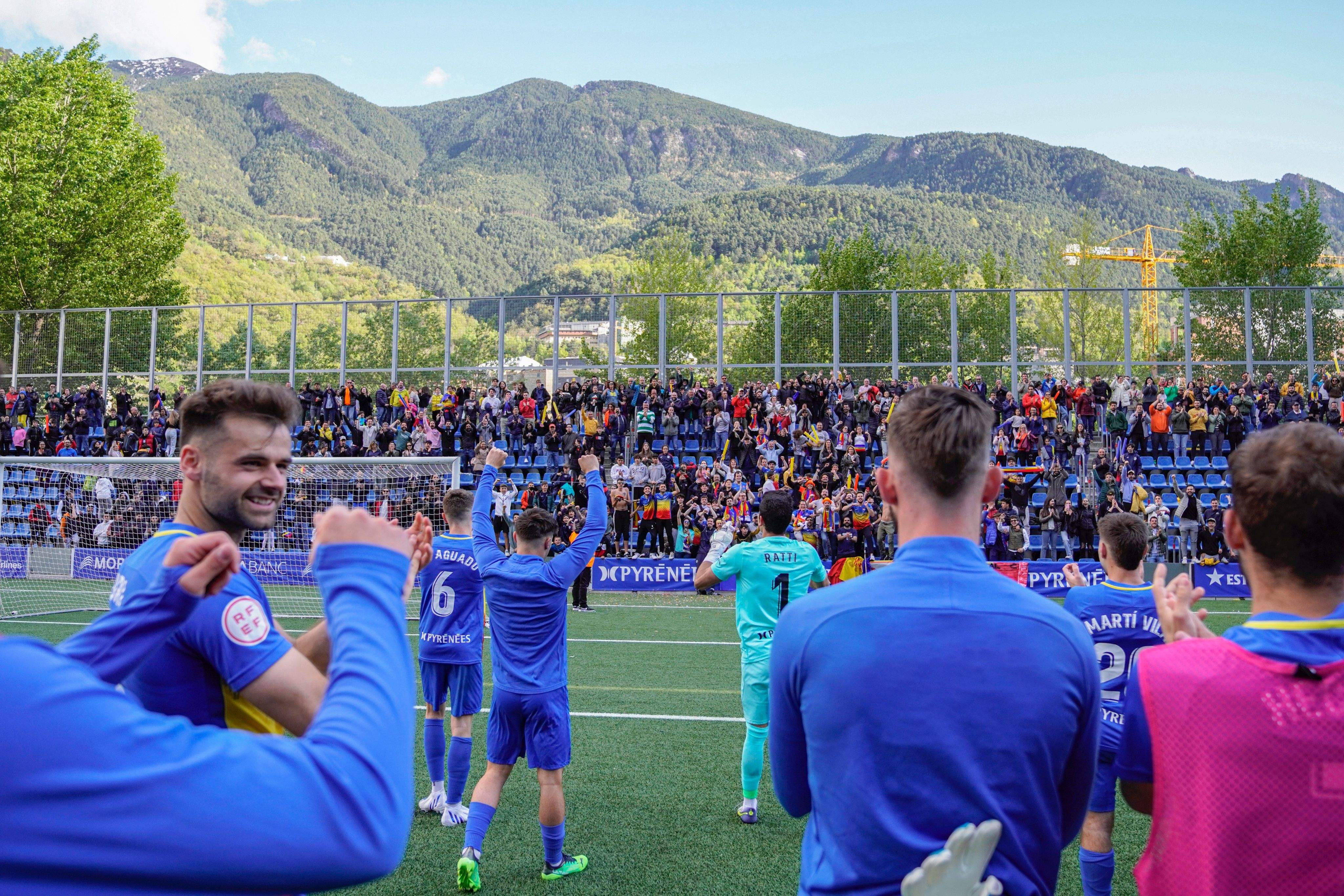 Jugadors tricolors donen les gràcies als aficionats al final d'un partit de la passada temporada.
