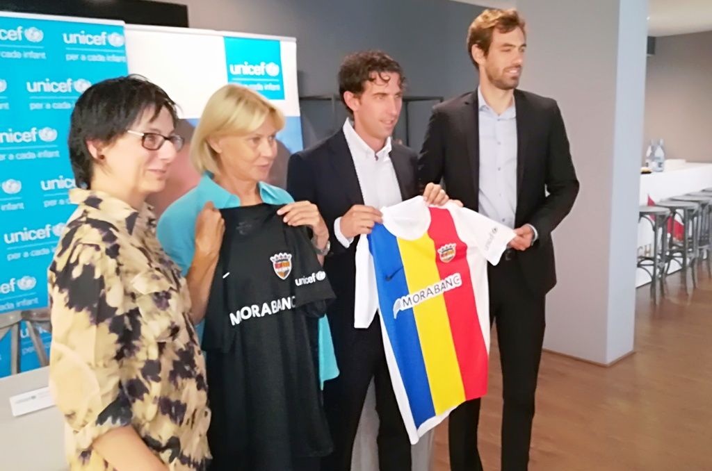 La directora i la presidenta d'Unicef Andorra, Marta Alberch i Laura Álvarez; el director esportiu i el membre del consell d'administració de l'FC Andorra, Jaume Nogués i Higini Cierco