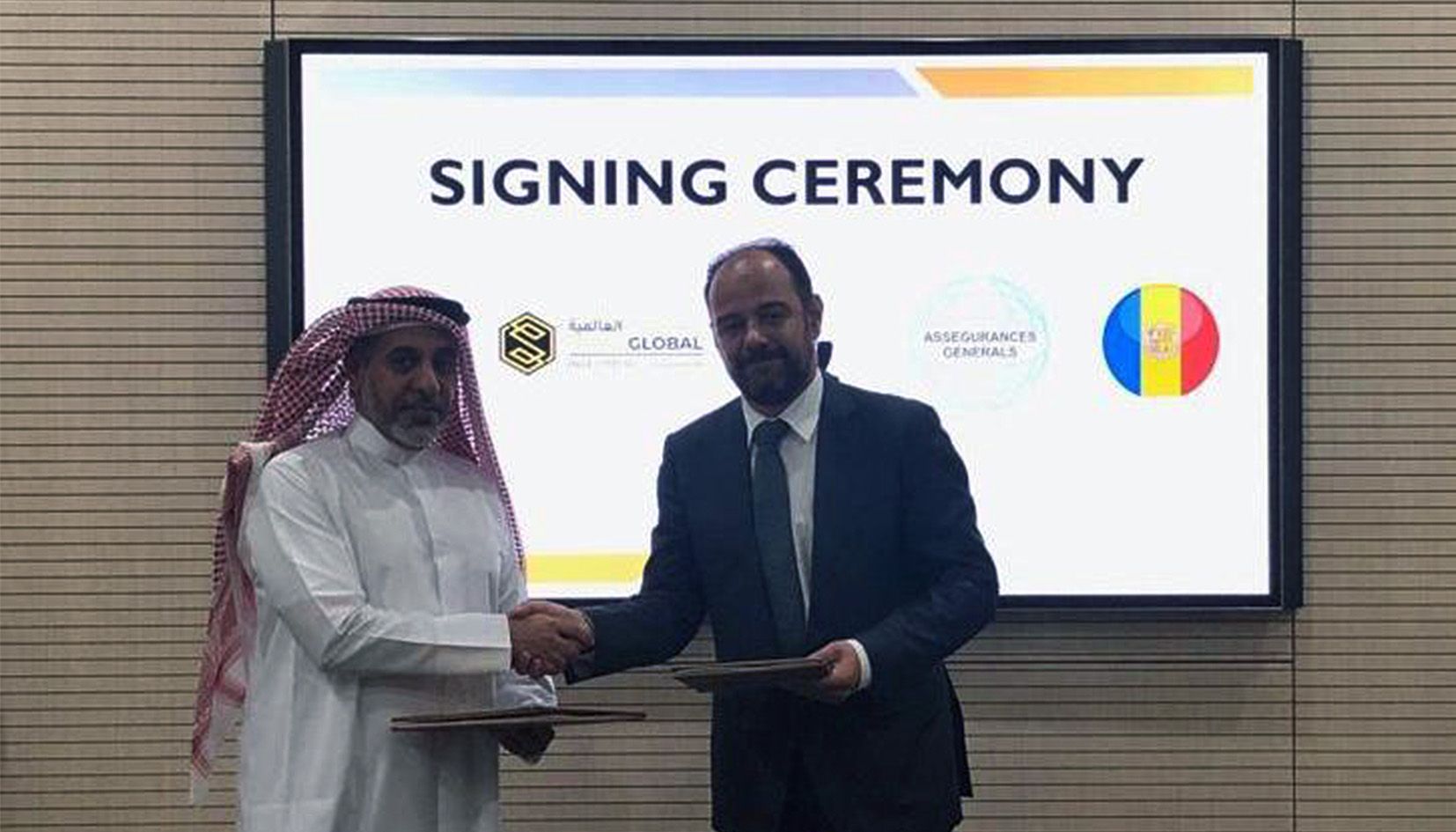 Essa Saad Al-Kaabi, chairman de Sama Global Investment, i Jaume Calvó, d'Assegurances Generals, firmen l'acord a Doha.