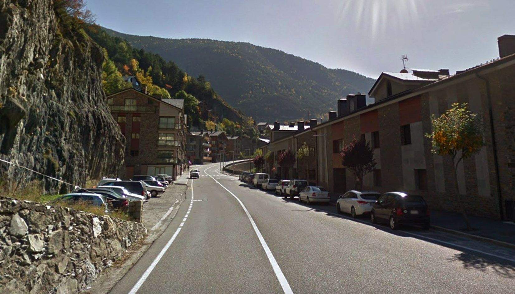 Una imatge de l'avinguda de les Moles, nom que rep la zona urbana de la carretera general.