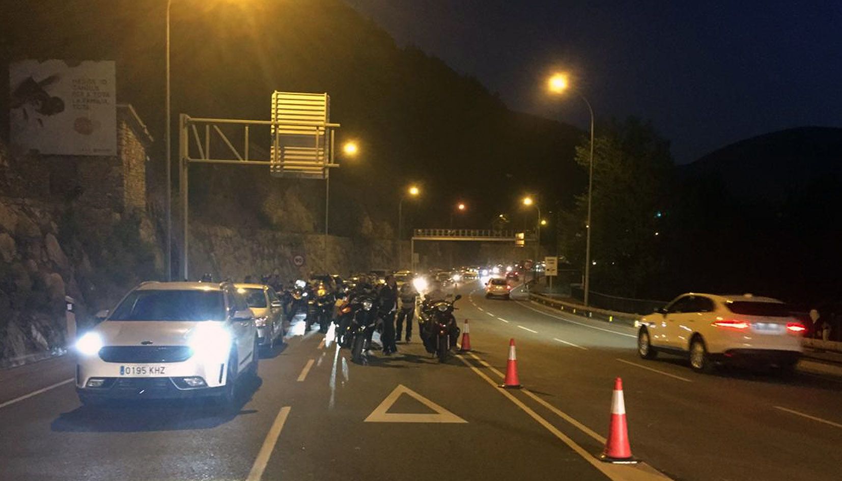 Imatge de la cua que es va originar anit pel tall provisional del trànsit.