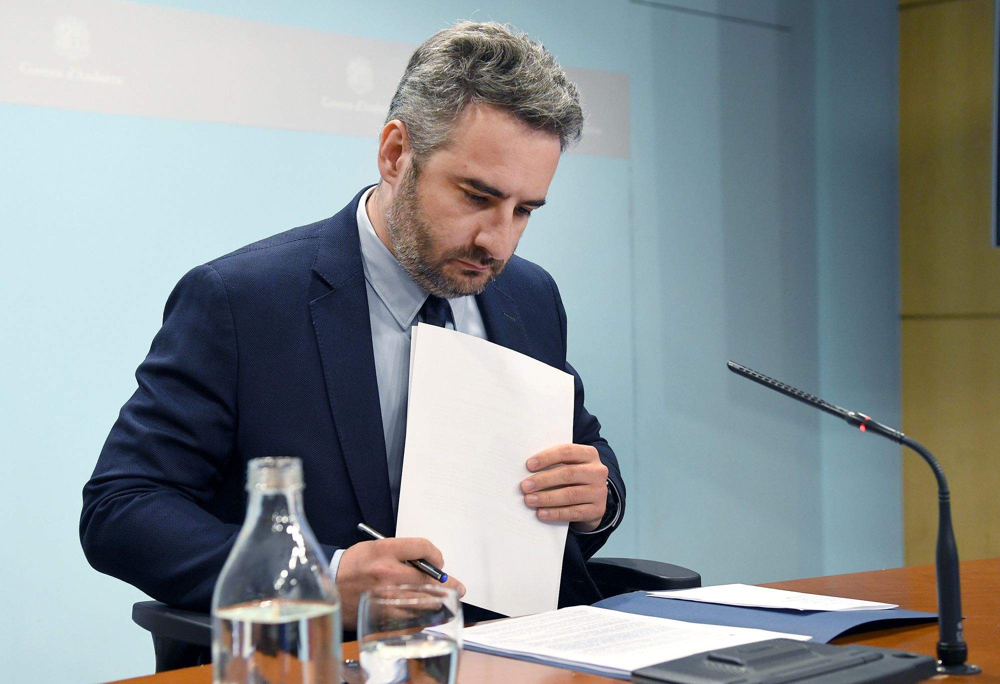 Jover repassa els papers abans de la roda de premsa.