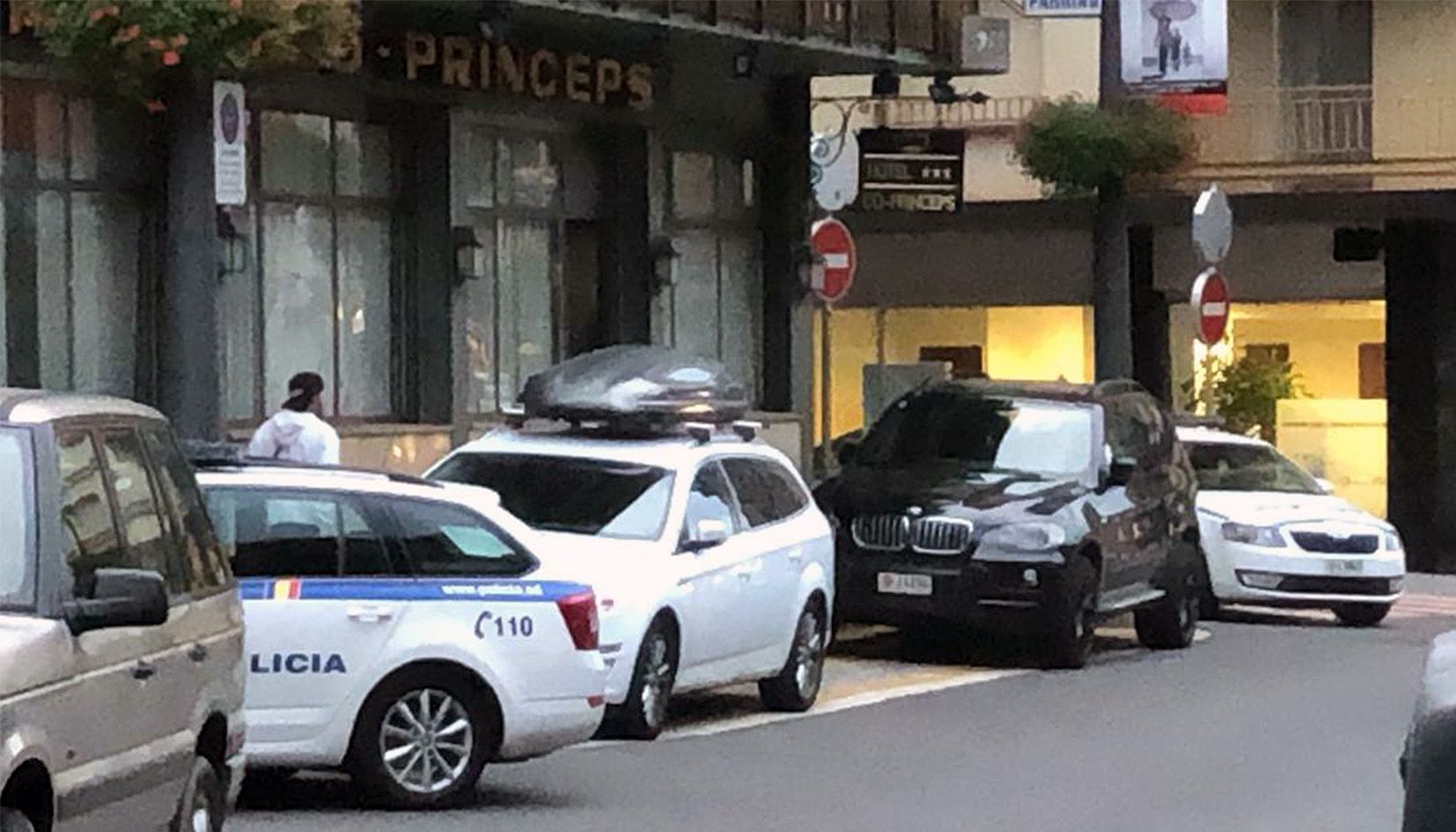 Dues patrulles de policia han intervingut en l'incident.