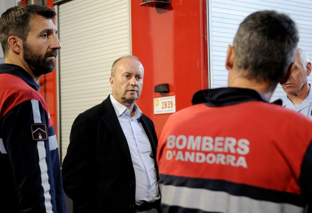 El ministre de Justícia i Interior, Josep Maria Rossell durant la seva visita a les casernes de bombers.