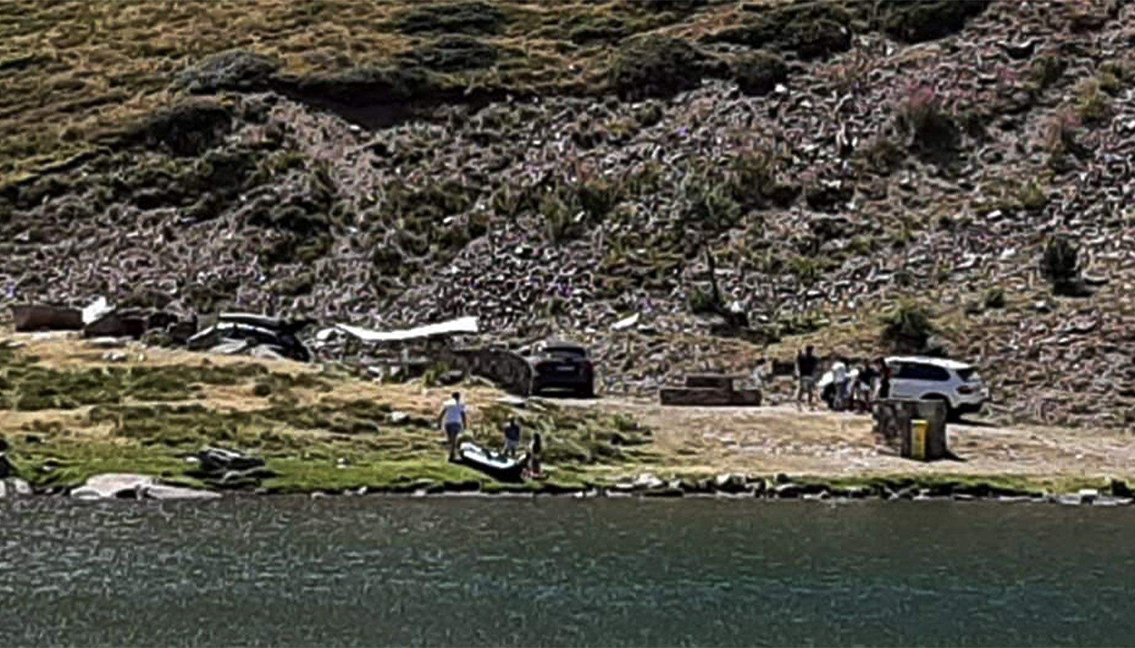 Turistes amb el cotxe fins pràcticament dins l'estany de les Abelles.