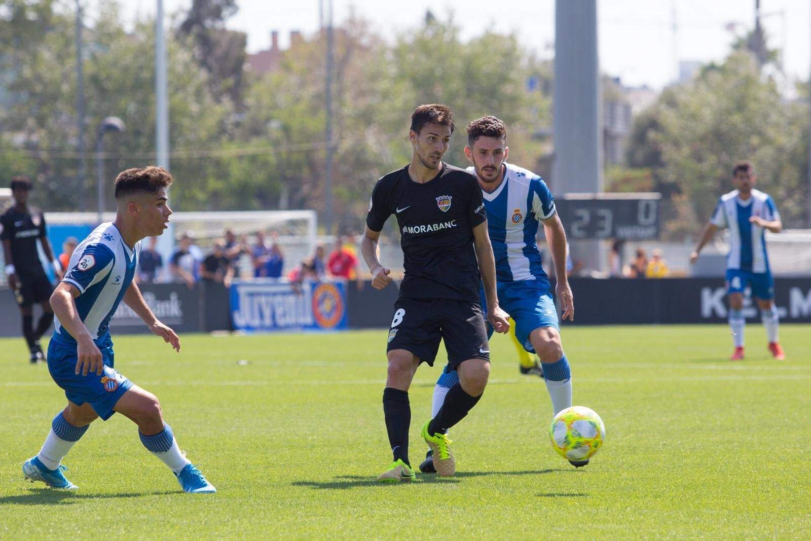 Martí Riverola fa una passada entre dos rivals al partit d'aquest diumenge contra l'Espanyol B