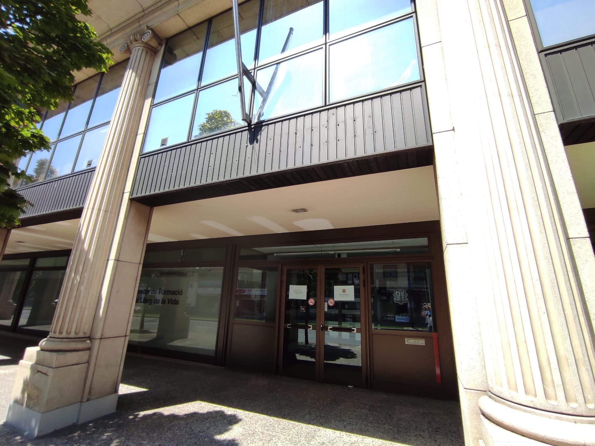 Accés principal de l'edifici de les Columnes.