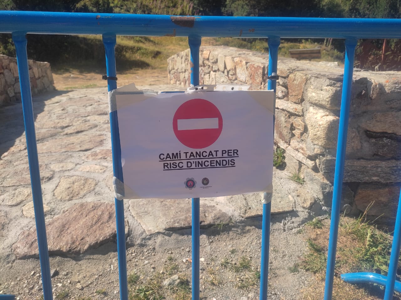 Un dels cartells que impedeixen l'accés al camí.