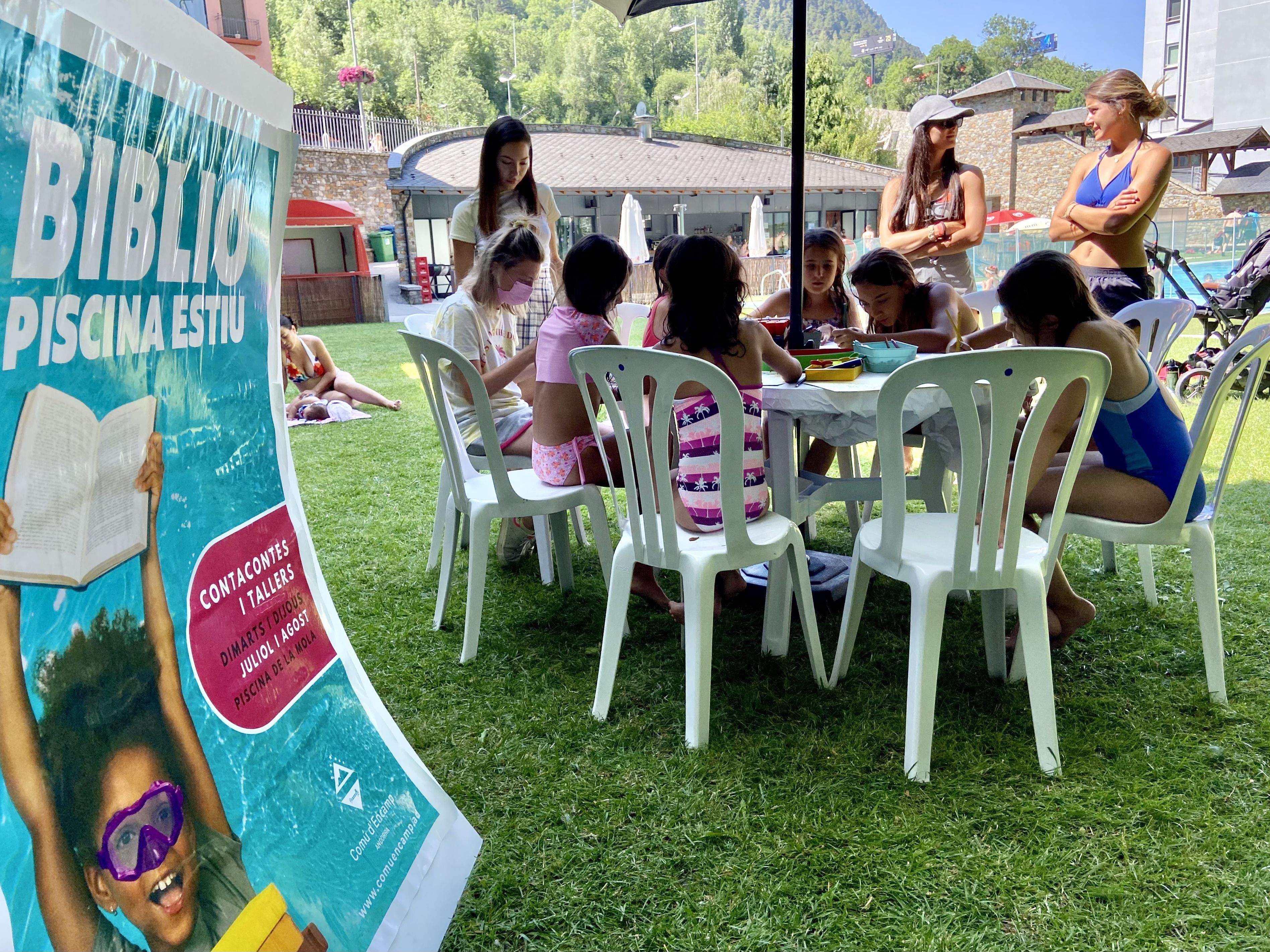 Participants en una de les sessions de la bibliopiscina.