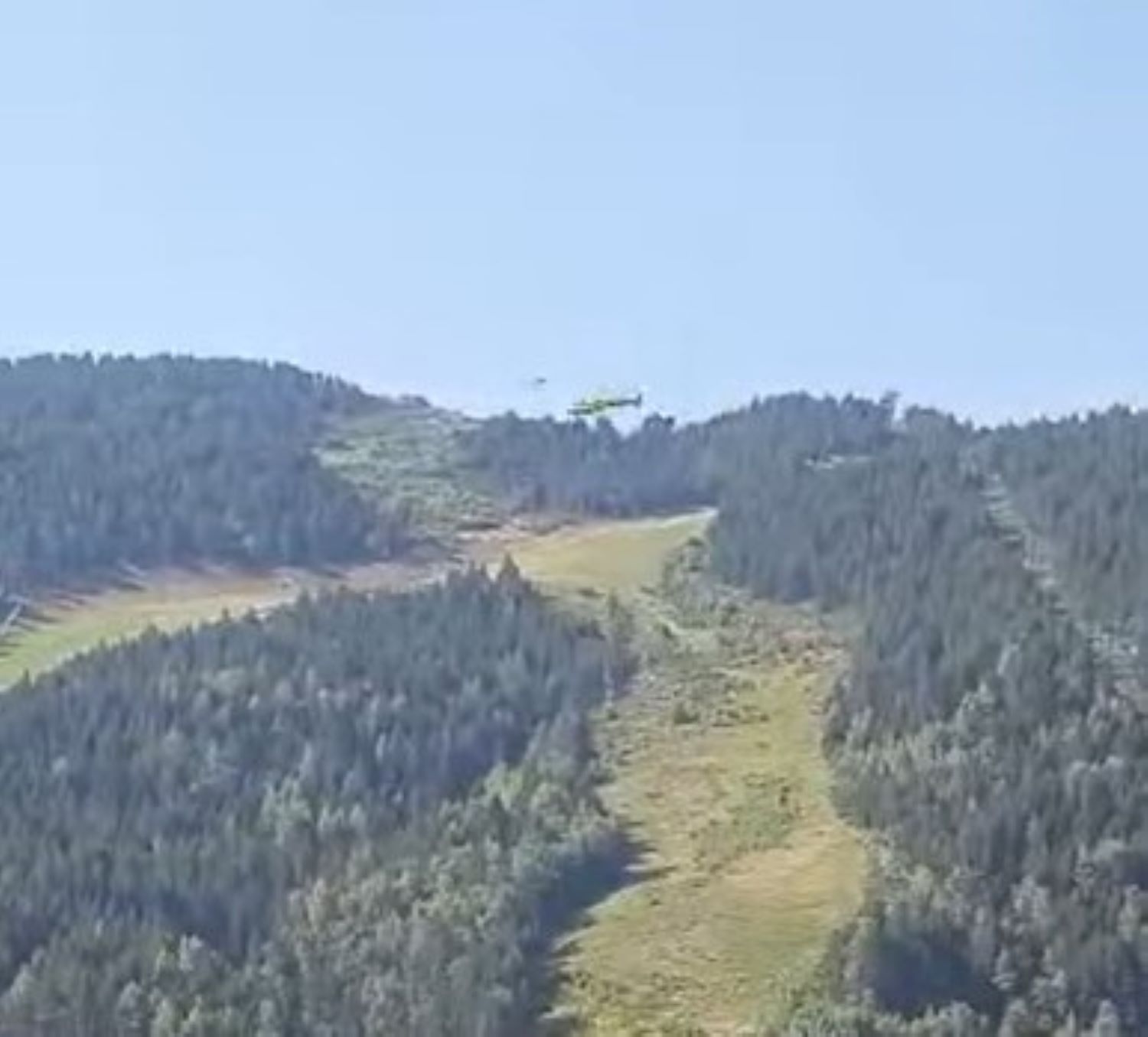 Un dels helicòpter que participava a les obres de la nova línia elèctrica.